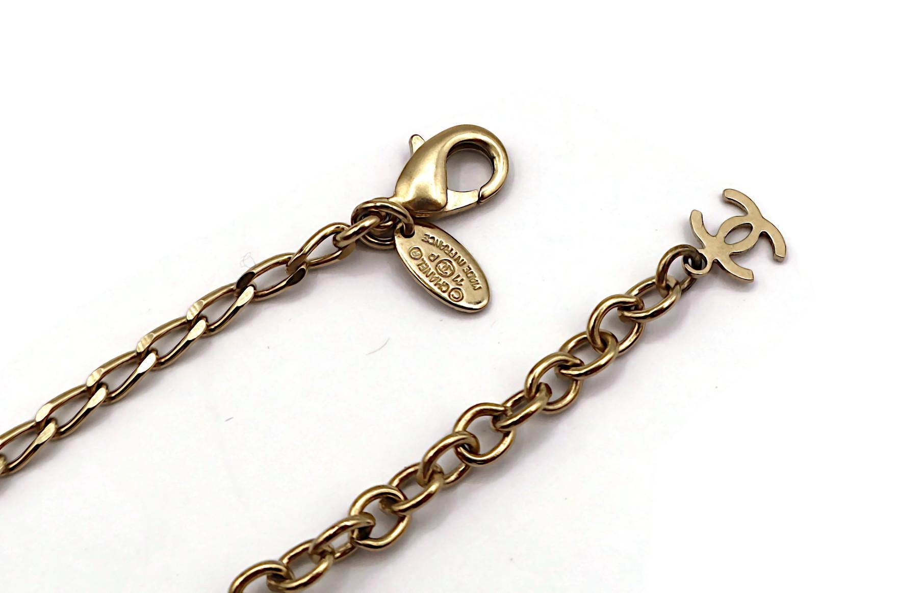 CHANEL by KARL LAGERFELD Collar de camelia y logotipo CC de perlas de imitación, primavera de 2011 en venta 9