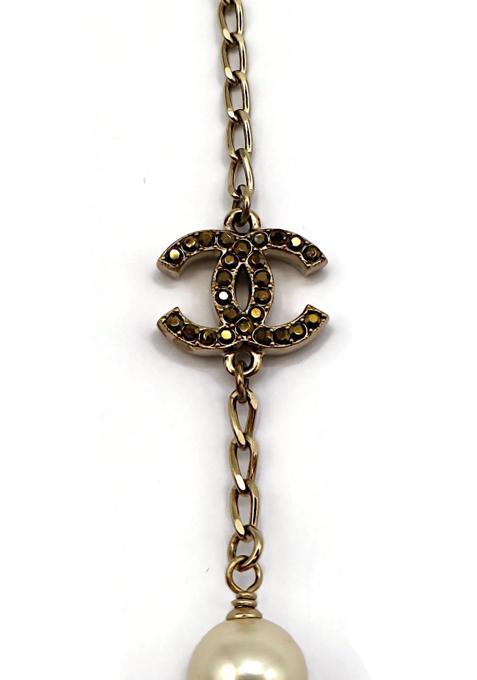 CHANEL by KARL LAGERFELD Collar de camelia y logotipo CC de perlas de imitación, primavera de 2011 en venta 10