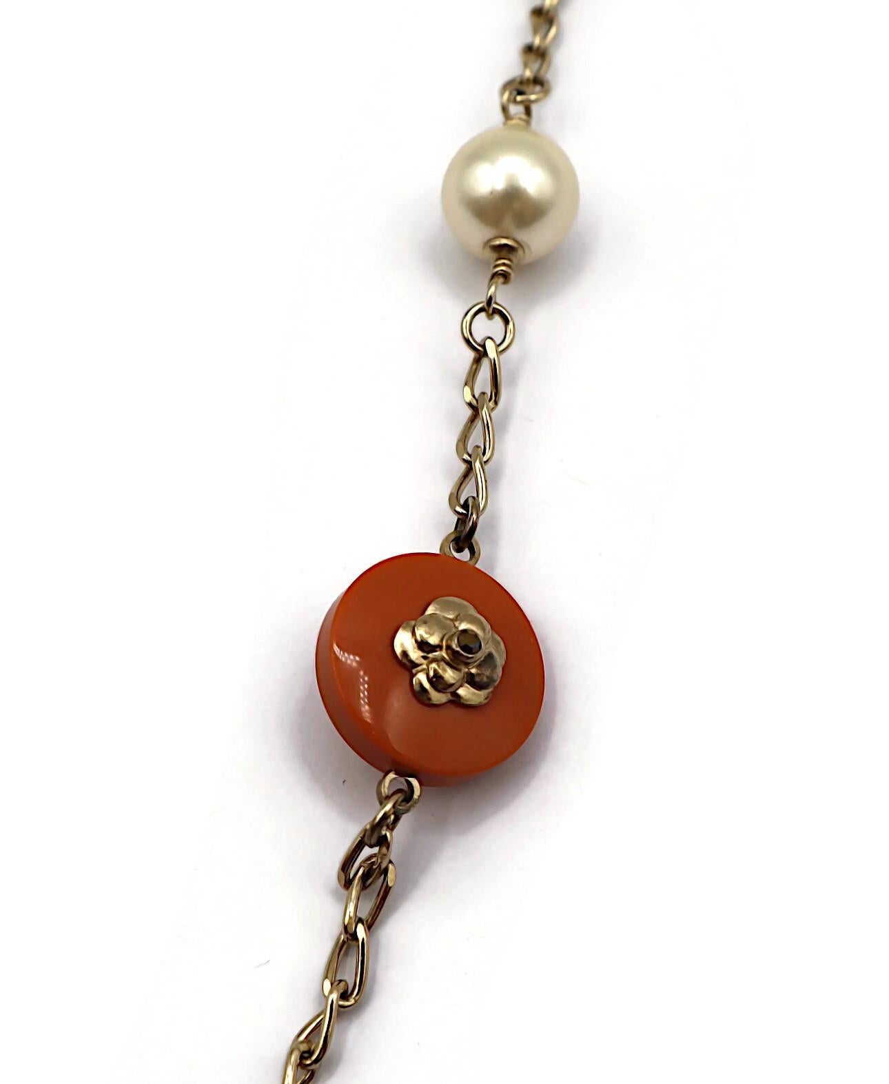 CHANEL by KARL LAGERFELD Collar de camelia y logotipo CC de perlas de imitación, primavera de 2011 en venta 11