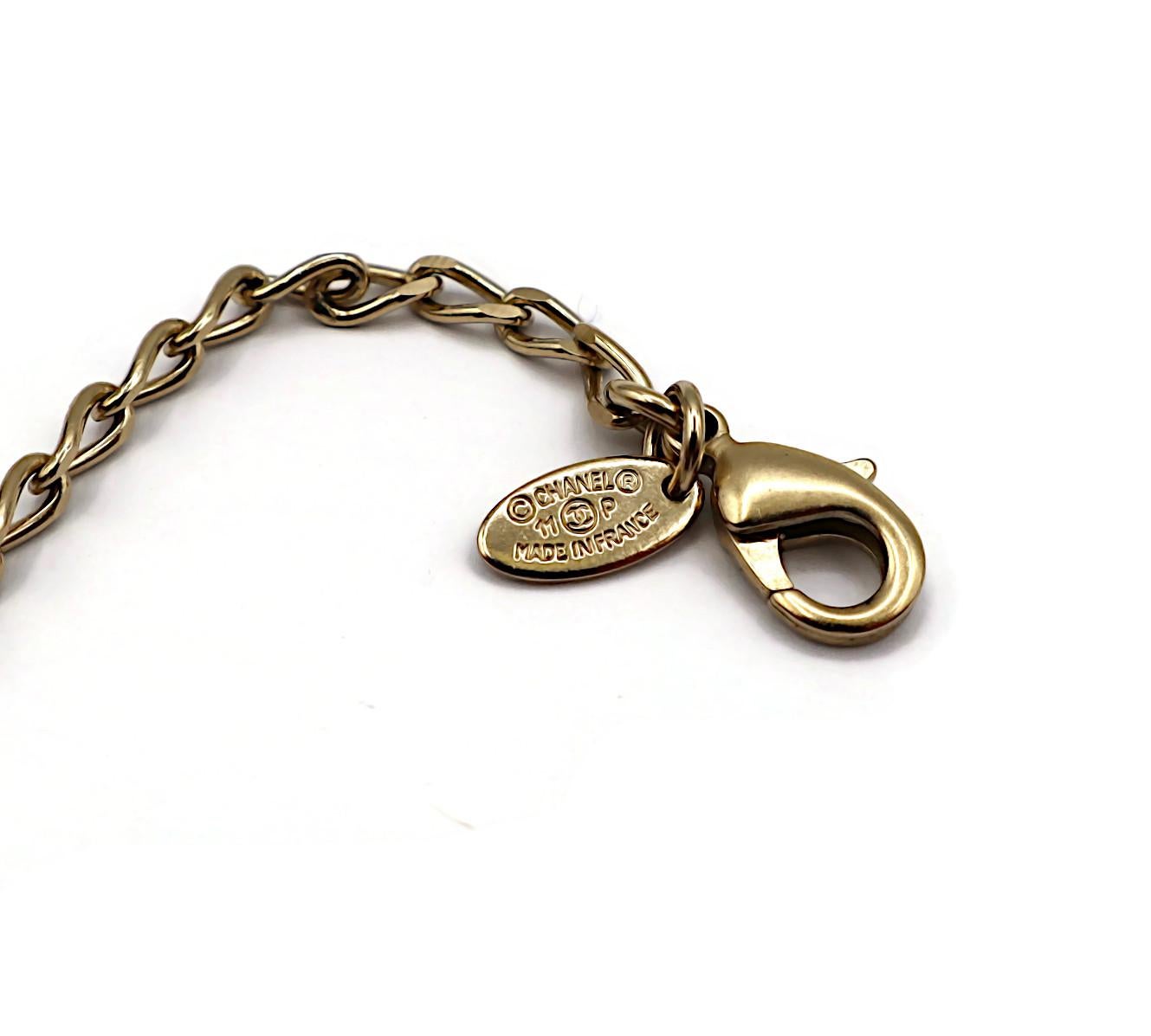 CHANEL by KARL LAGERFELD Collar de camelia y logotipo CC de perlas de imitación, primavera de 2011 en venta 14