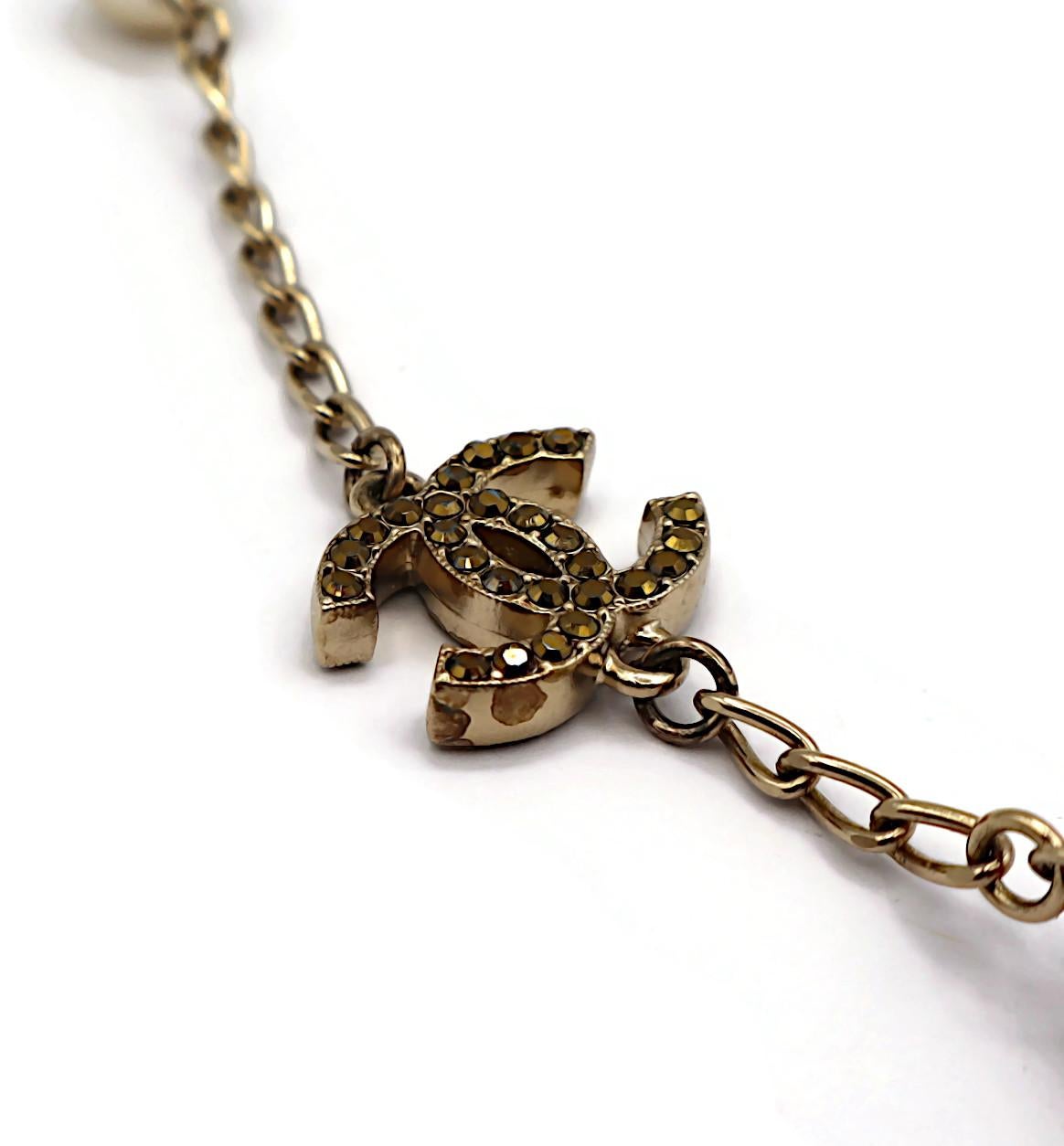 CHANEL by KARL LAGERFELD Collar de camelia y logotipo CC de perlas de imitación, primavera de 2011 en venta 15