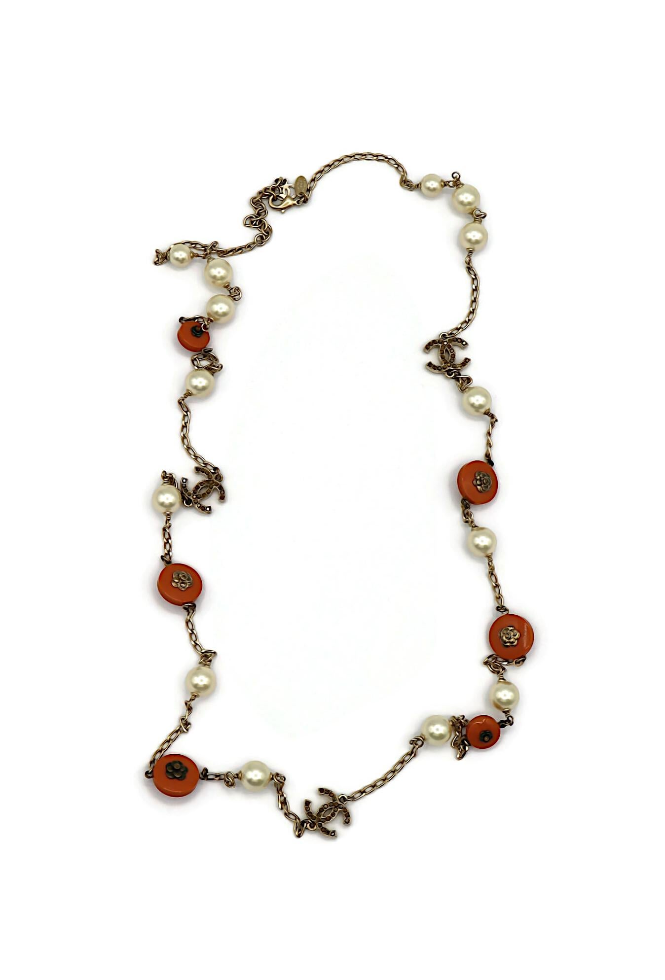 CHANEL by KARL LAGERFELD Collar de camelia y logotipo CC de perlas de imitación, primavera de 2011 en Bueno estado para la venta en Nice, FR