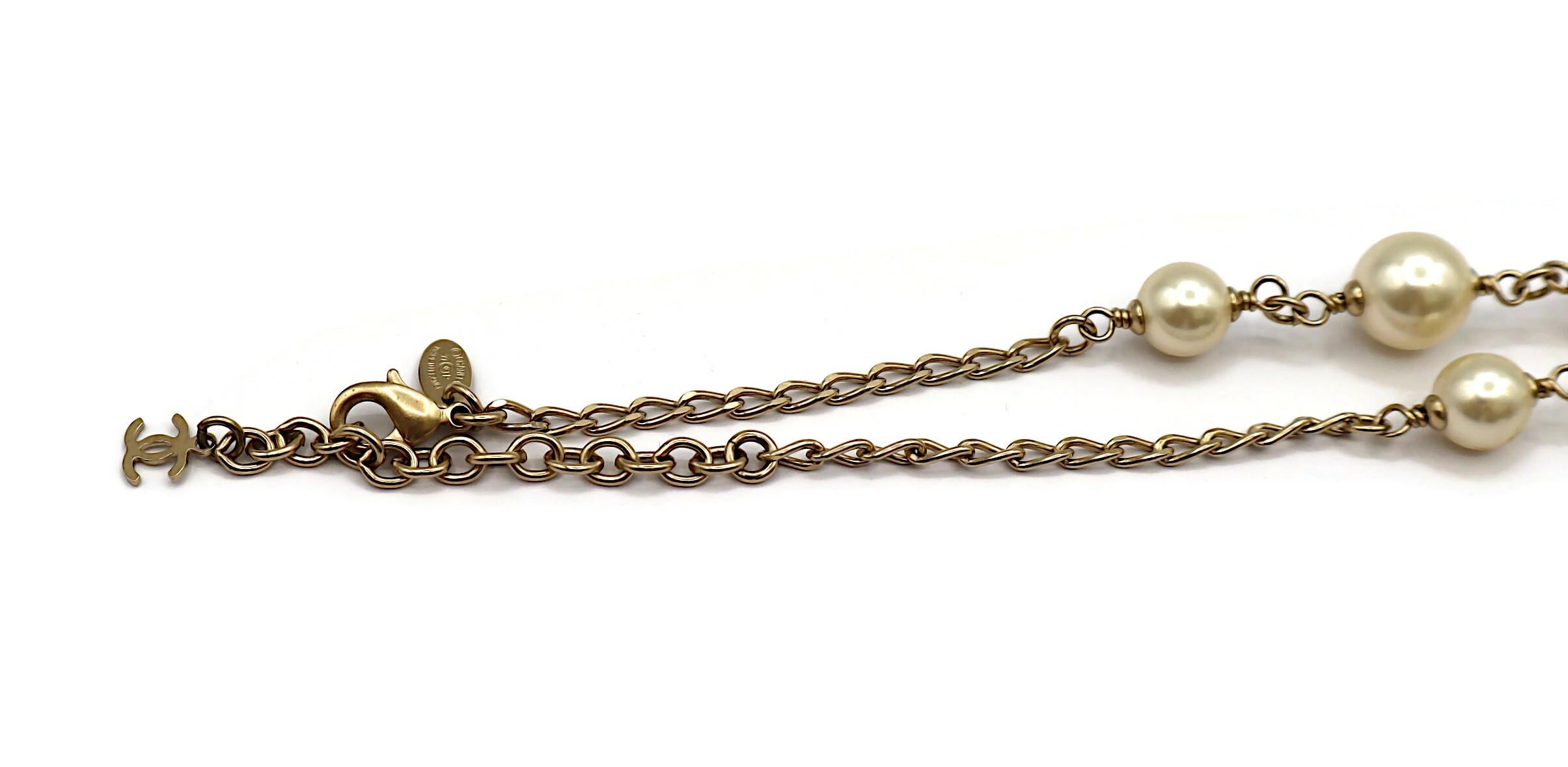 CHANEL by KARL LAGERFELD Collar de camelia y logotipo CC de perlas de imitación, primavera de 2011 en venta 1