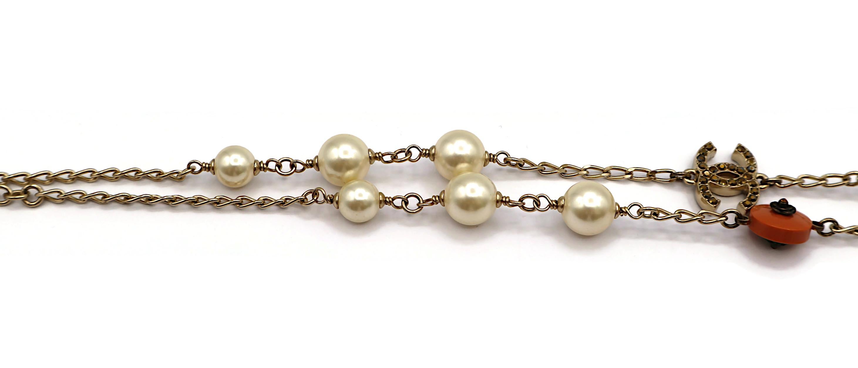 CHANEL by KARL LAGERFELD Collar de camelia y logotipo CC de perlas de imitación, primavera de 2011 en venta 2