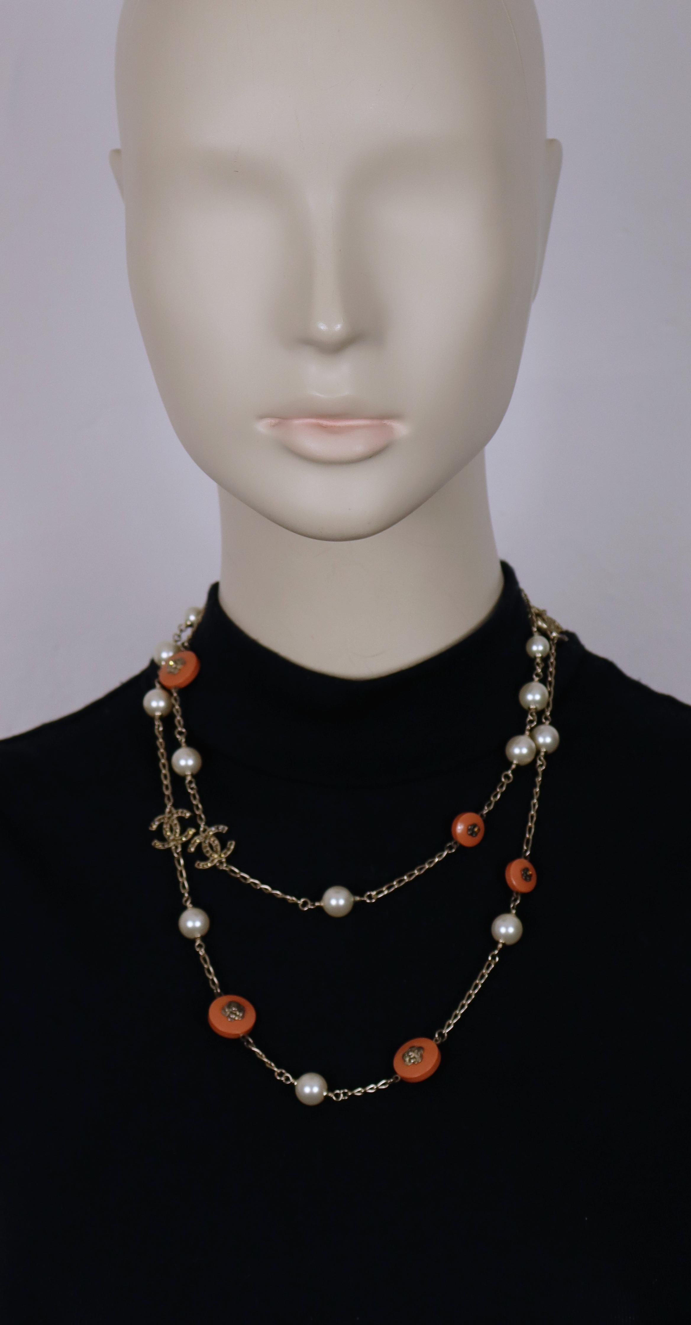 De las mujeres CHANEL by KARL LAGERFELD Collar de camelia y logotipo CC de perlas de imitación, primavera de 2011 en venta