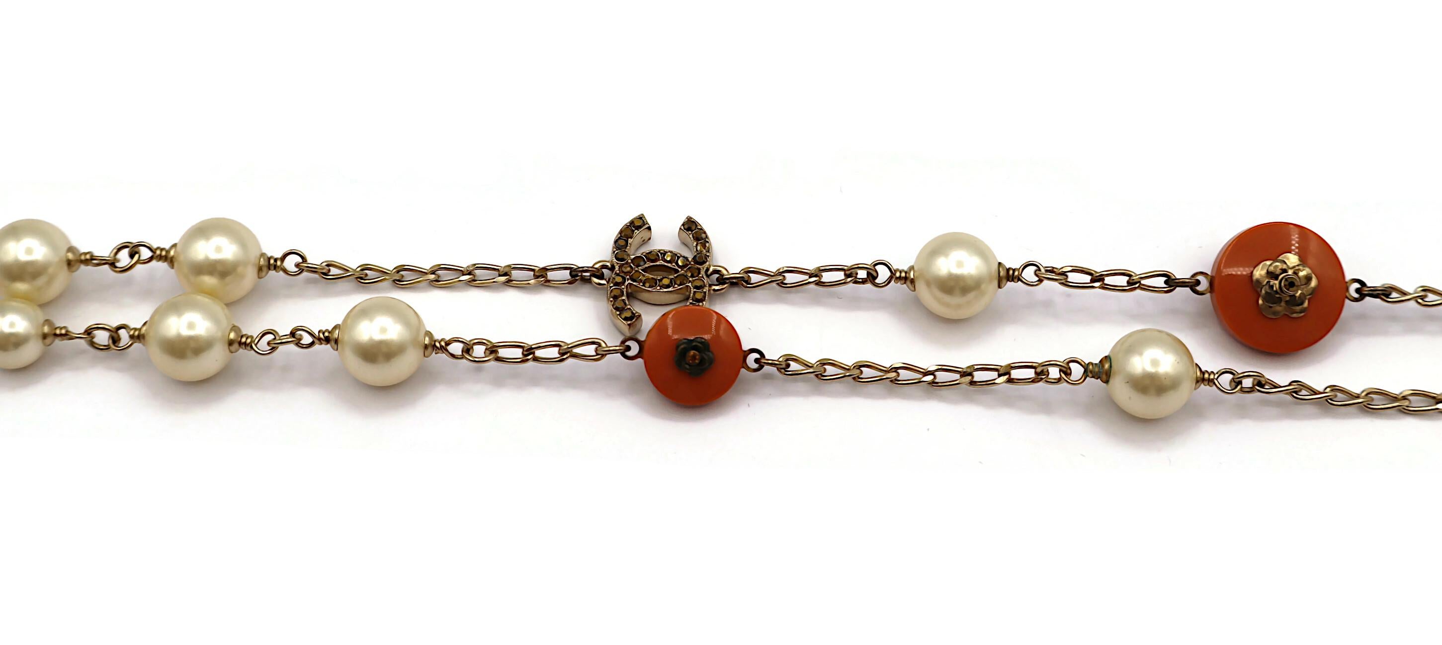 CHANEL by KARL LAGERFELD Collar de camelia y logotipo CC de perlas de imitación, primavera de 2011 en venta 3