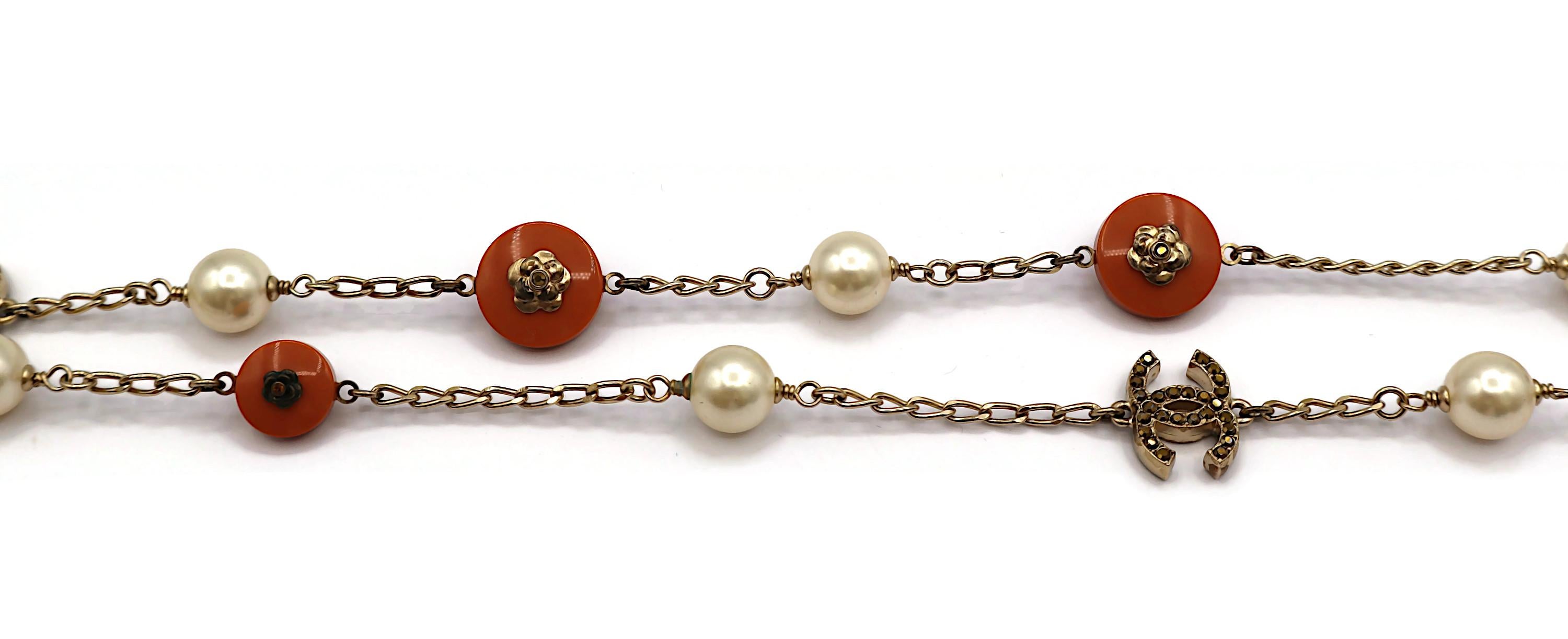 CHANEL by KARL LAGERFELD Collar de camelia y logotipo CC de perlas de imitación, primavera de 2011 en venta 4