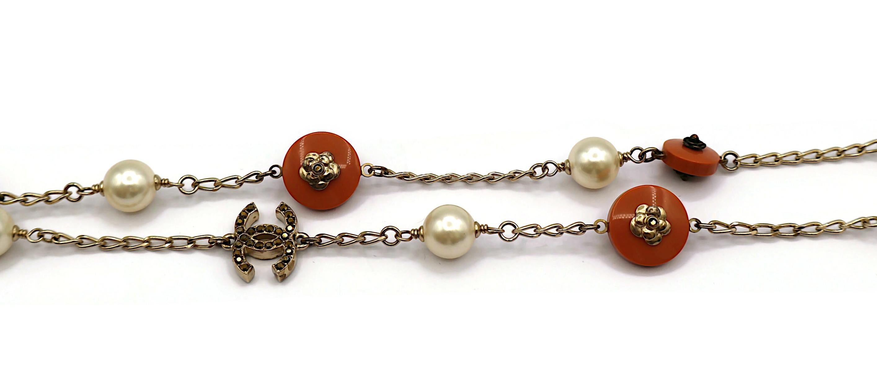 CHANEL by KARL LAGERFELD Collar de camelia y logotipo CC de perlas de imitación, primavera de 2011 en venta 5
