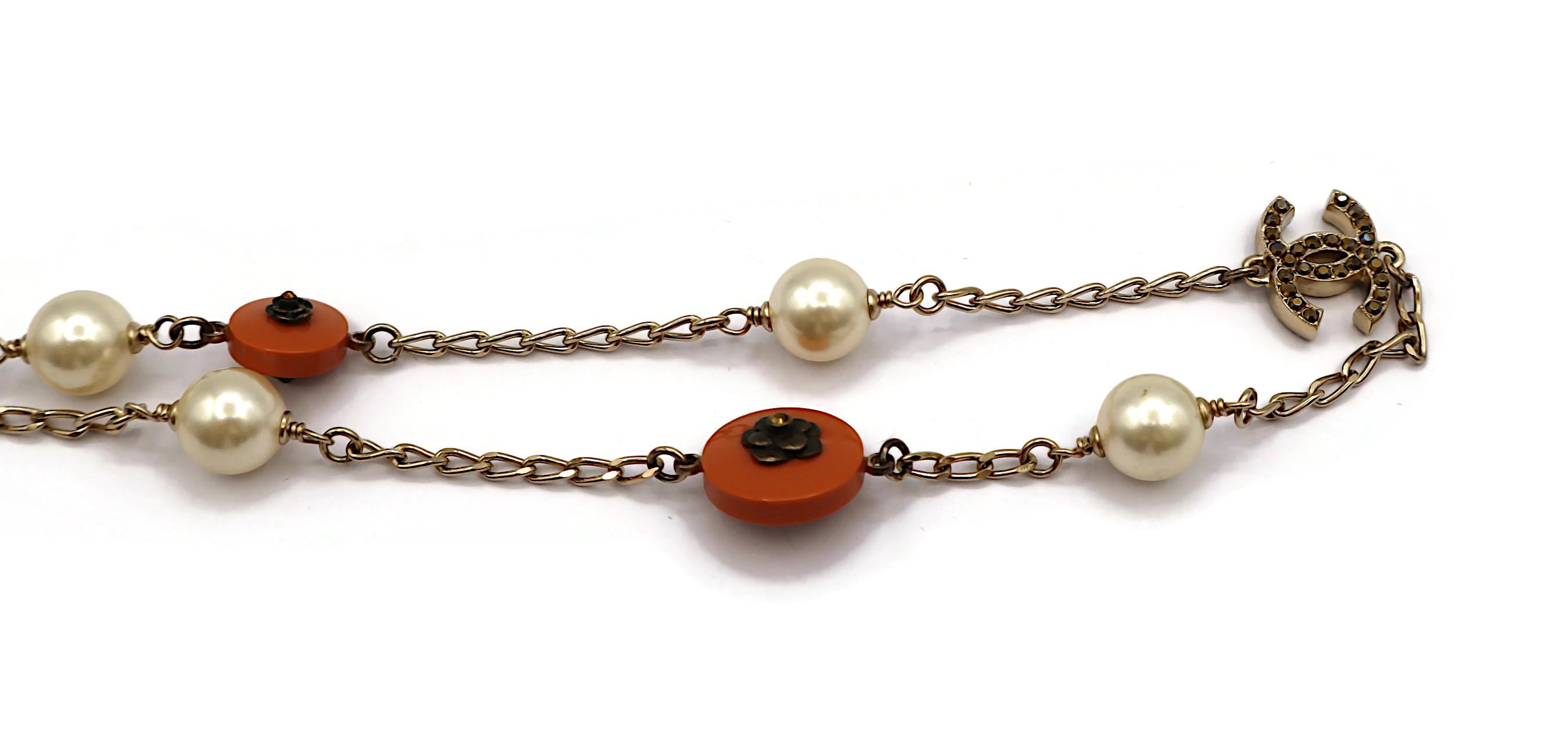 CHANEL by KARL LAGERFELD Collar de camelia y logotipo CC de perlas de imitación, primavera de 2011 en venta 7