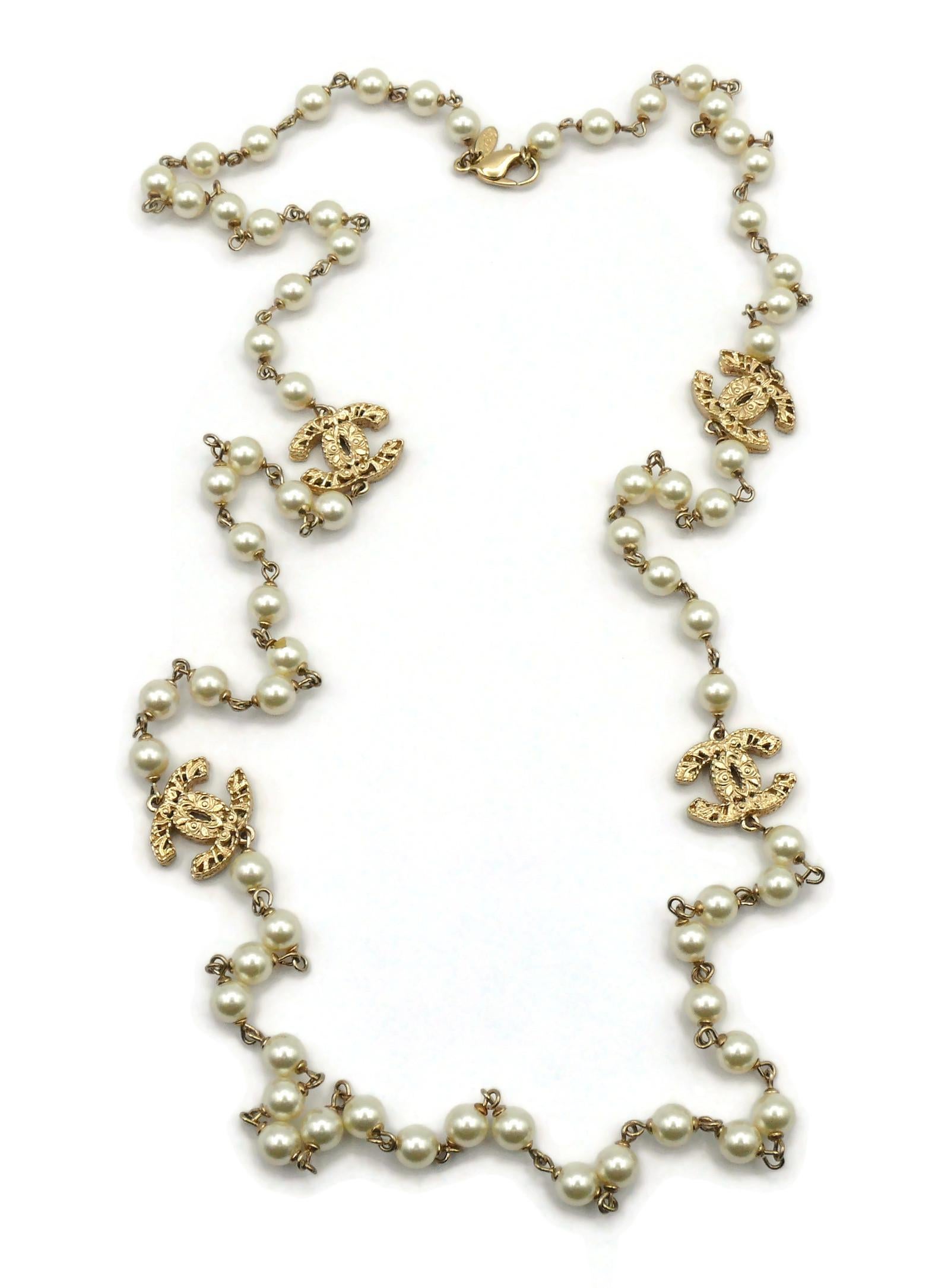 CHANEL by KARL LAGERFELD, Halskette mit CC-Logo aus Kunstperlen, 2008 im Zustand „Hervorragend“ im Angebot in Nice, FR