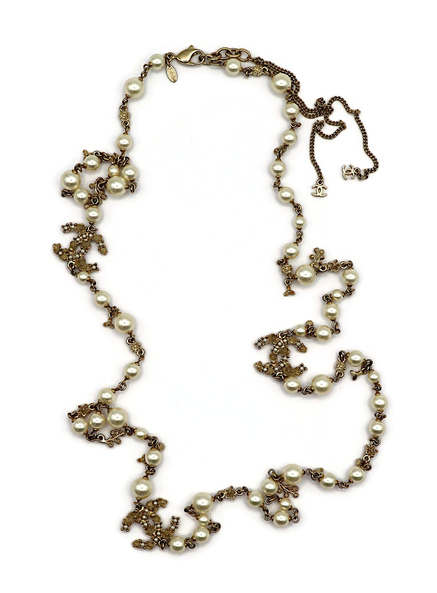 CHANEL by KARL LAGERFELD Faux Pearl CC Logo Necklace, 2012 In Good Condition For Sale In Nice, FR
