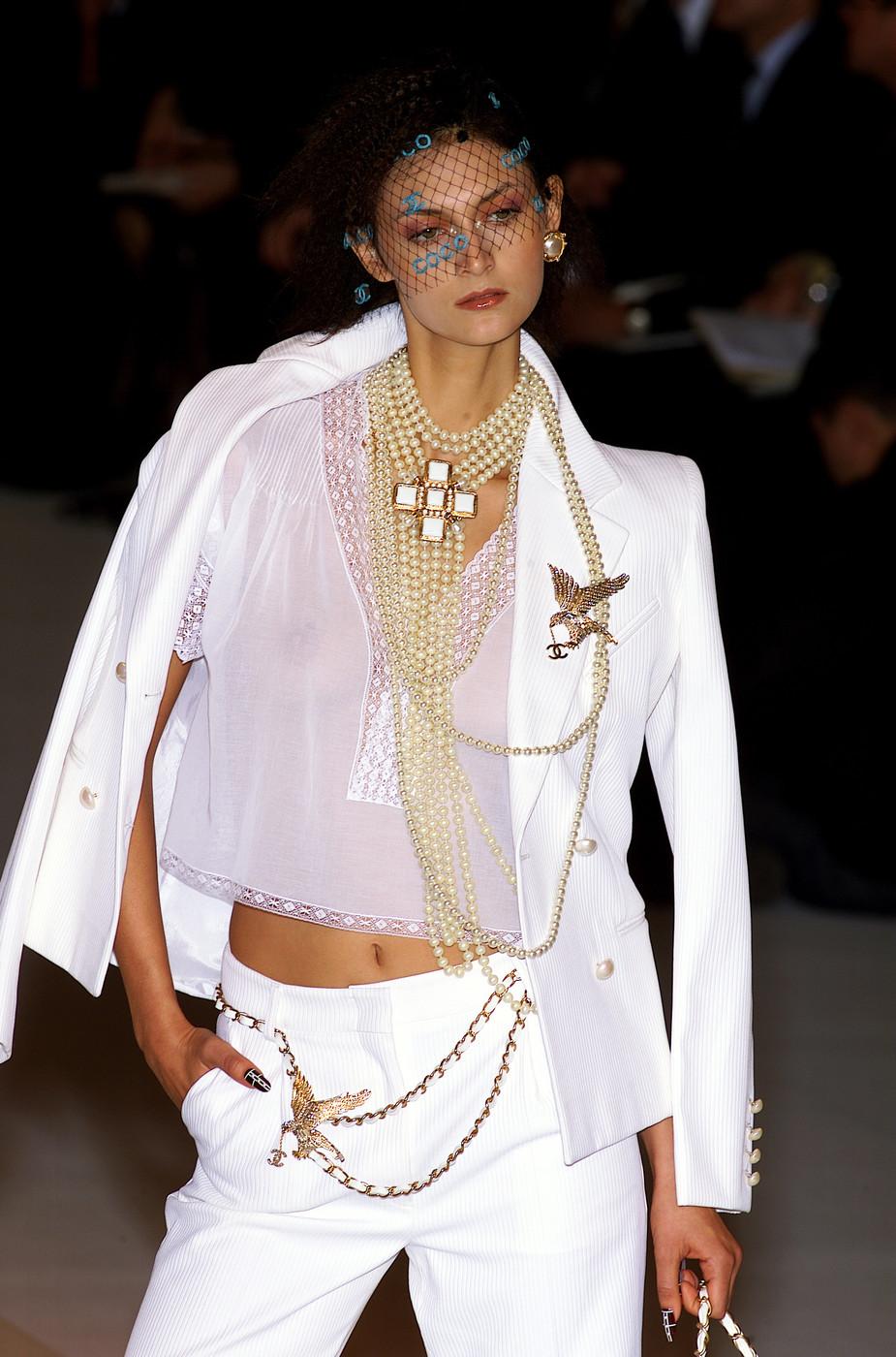 ▪ Chanel gold and crystal eagle brooch 
▪ Designed by Karl Lagerfeld 
▪ Interlocking CC charm hanging by a chain from the eagles beak
▪ Measures 3.5