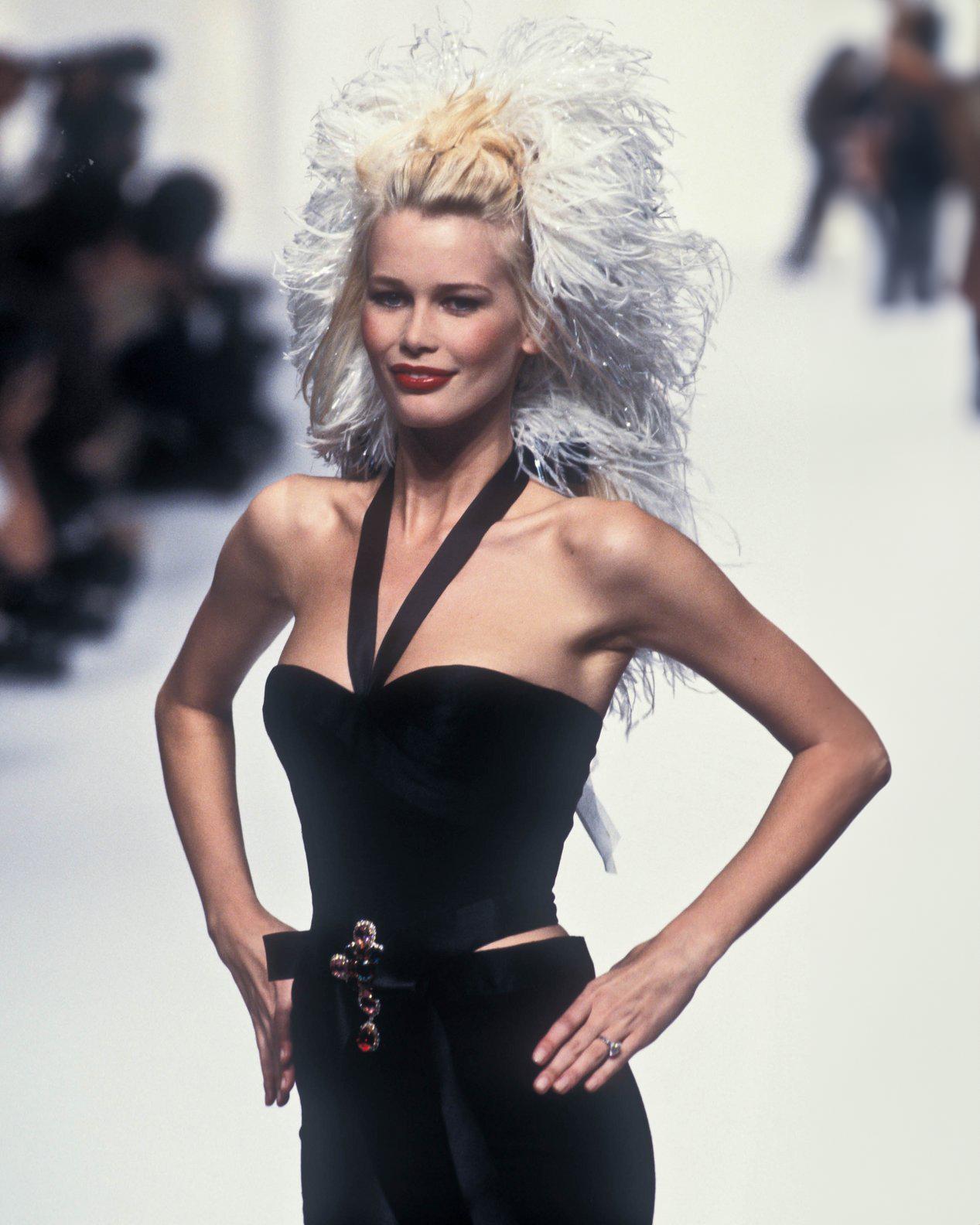 Robe de soirée haute couture Chanel par Karl Lagerfeld en soie noire, saison 1994 en vente 14