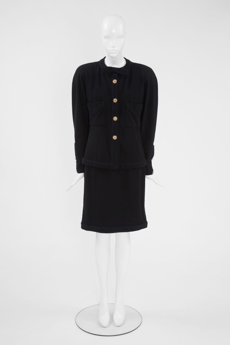 Iconic, timeless, chic and versatile ! Very few garment can provide these four qualities simultaneously. A Chanel skirt suit has definitely such power, especially when it is Haute Couture. Probably from the Fall-Winter 1985-1986 collection, this