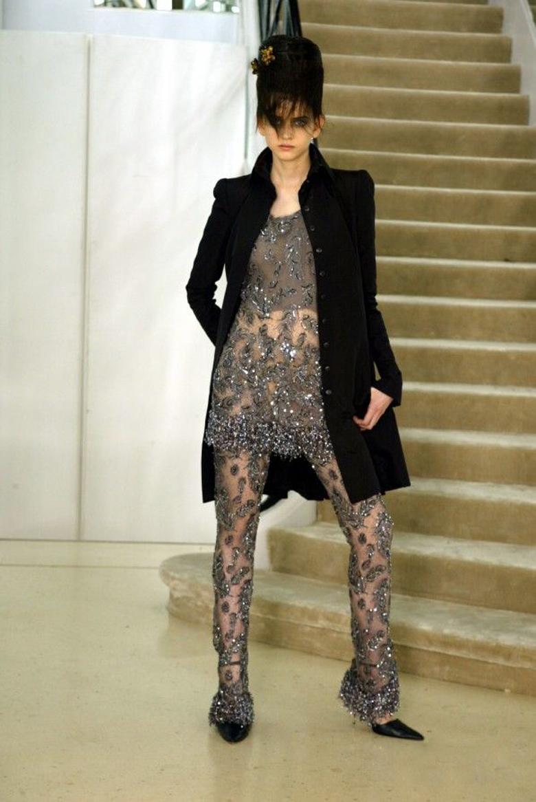 Gris Tailleur pantalon en dentelle brodée mauve haute couture Chanel by Karl Lagerfeld, A/H 2002