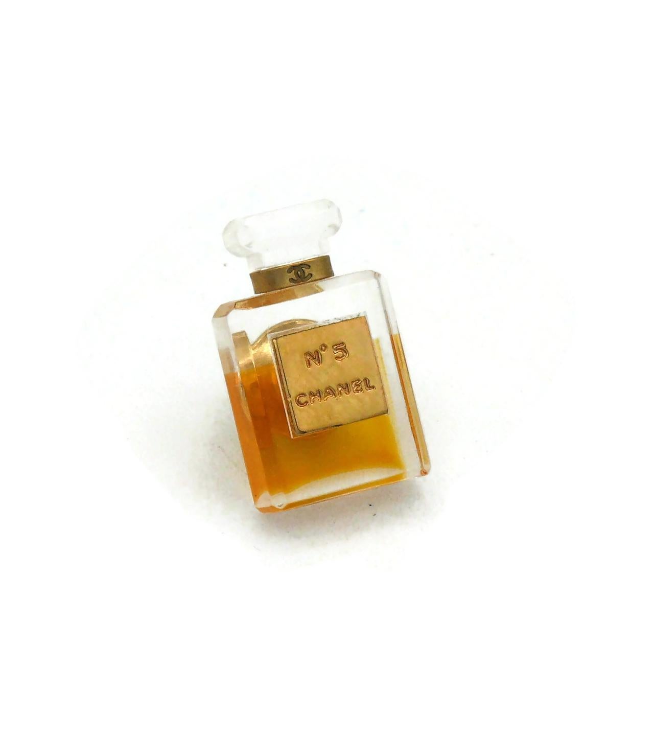 Spilla CHANEL by KARL LAGERFELD Iconic No. 5 Perfume Bottle, 2005 In condizioni buone in vendita a Nice, FR
