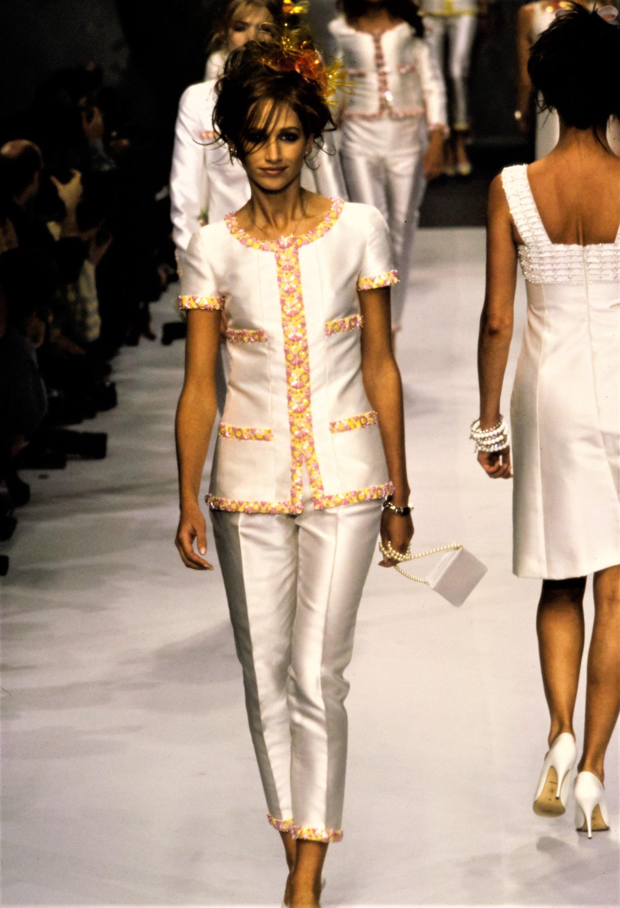 Beige Costume pantalon de soirée en soie ivoire embelli Chanel par Karl Lagerfeld, PÉ 1996 en vente