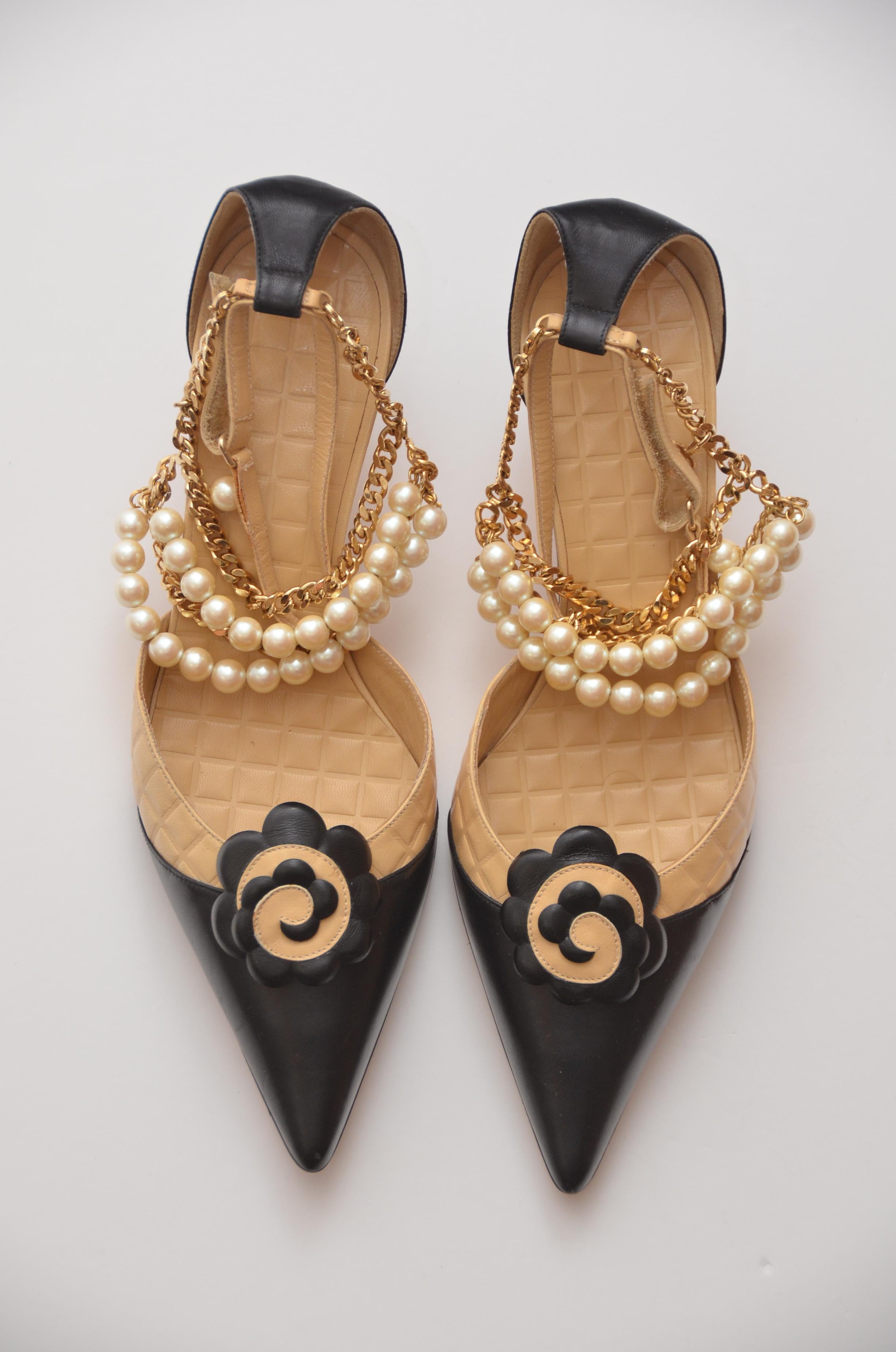 Chanel camellia kitten hill shoes with removable gold tone chain ,pearls and mini CC on the chain.
Condition is mint, never used with some minor flaws from storage.
Chain with pearls is removable as well as camellia flower on the front.
Hill is