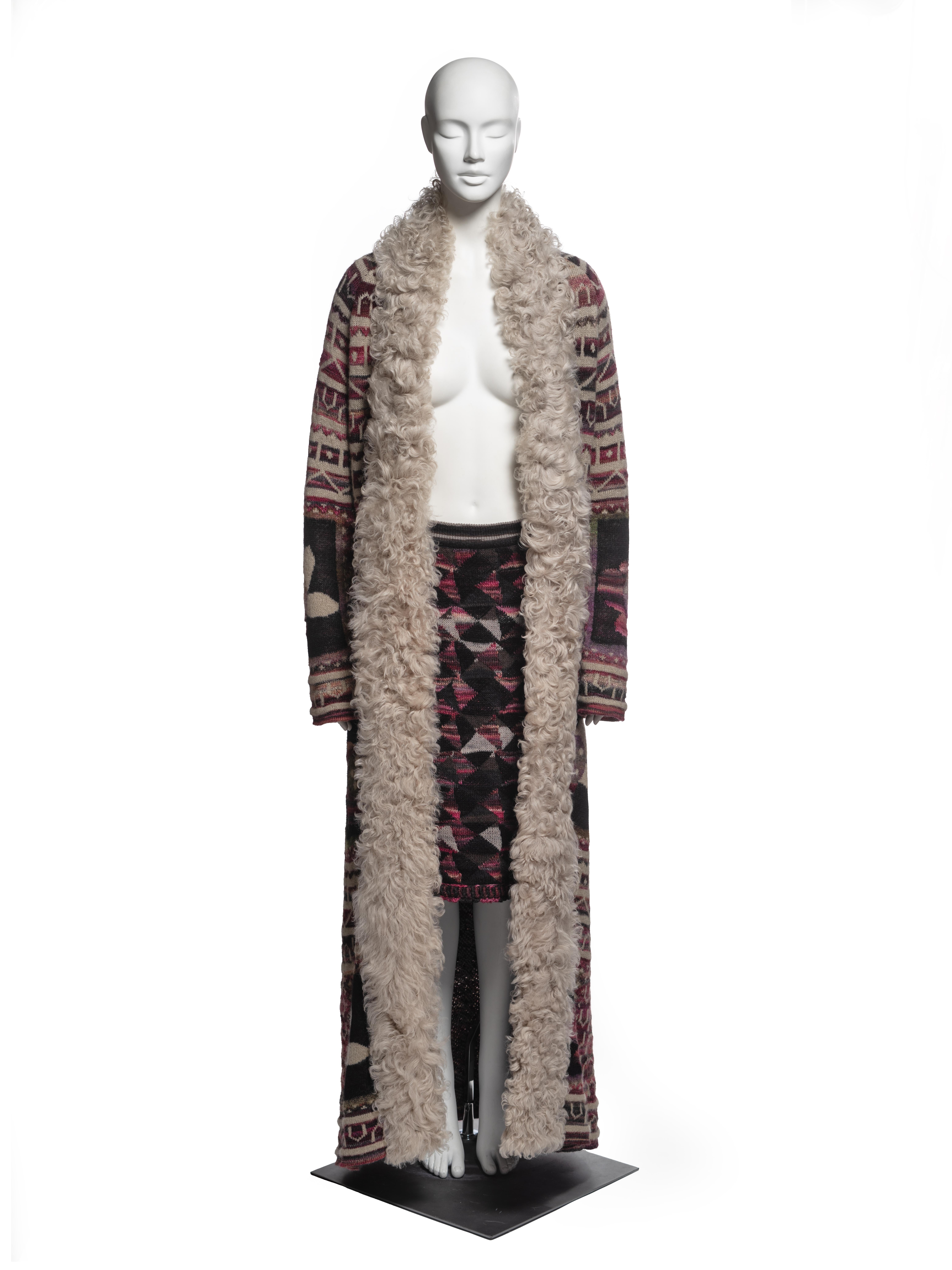 Marchio: Chanel
▪ Direttore creativo: Karl Lagerfeld
Collection'S: Métiers d'art, Paris-Moscou 2008-2009
Fabrice: Lana, Mohair, Nylon, Cashmere, Shearling
Taglia: FR40 - UK12 - US6/8
Made in: Francia
Condit: Molto buono
Manichino: 183 cm / 6ft