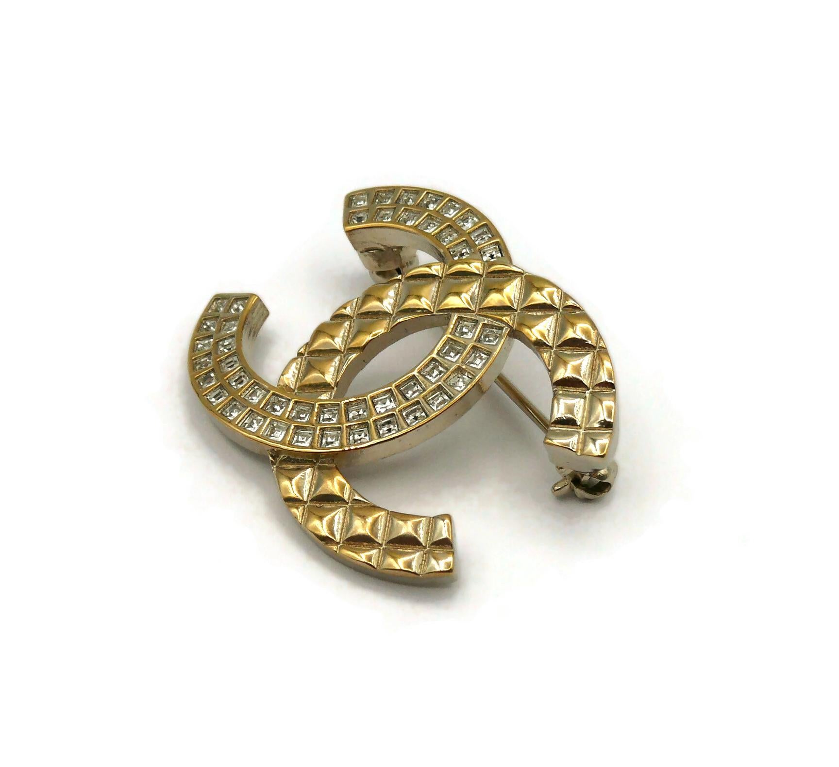 CHANEL by KARL LAGERFELD Light Gold Tone Quilted CC Brooch, 2017 In Good Condition For Sale In Nice, FR