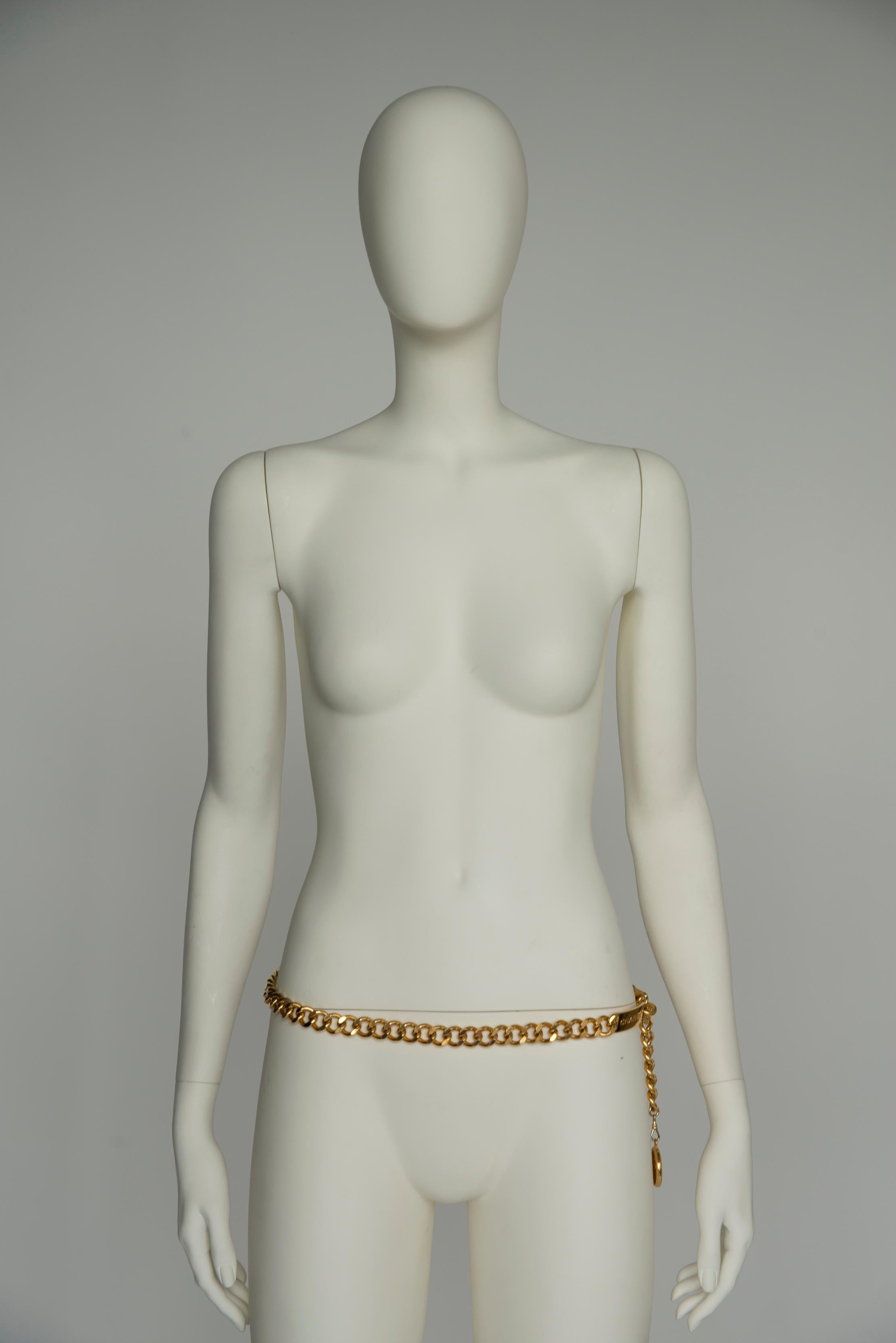 Chanel By Karl Lagerfeld Logo Plate & Medallion Coin Gold-Tone Chainlink Belt In Good Condition For Sale In Geneva, CH