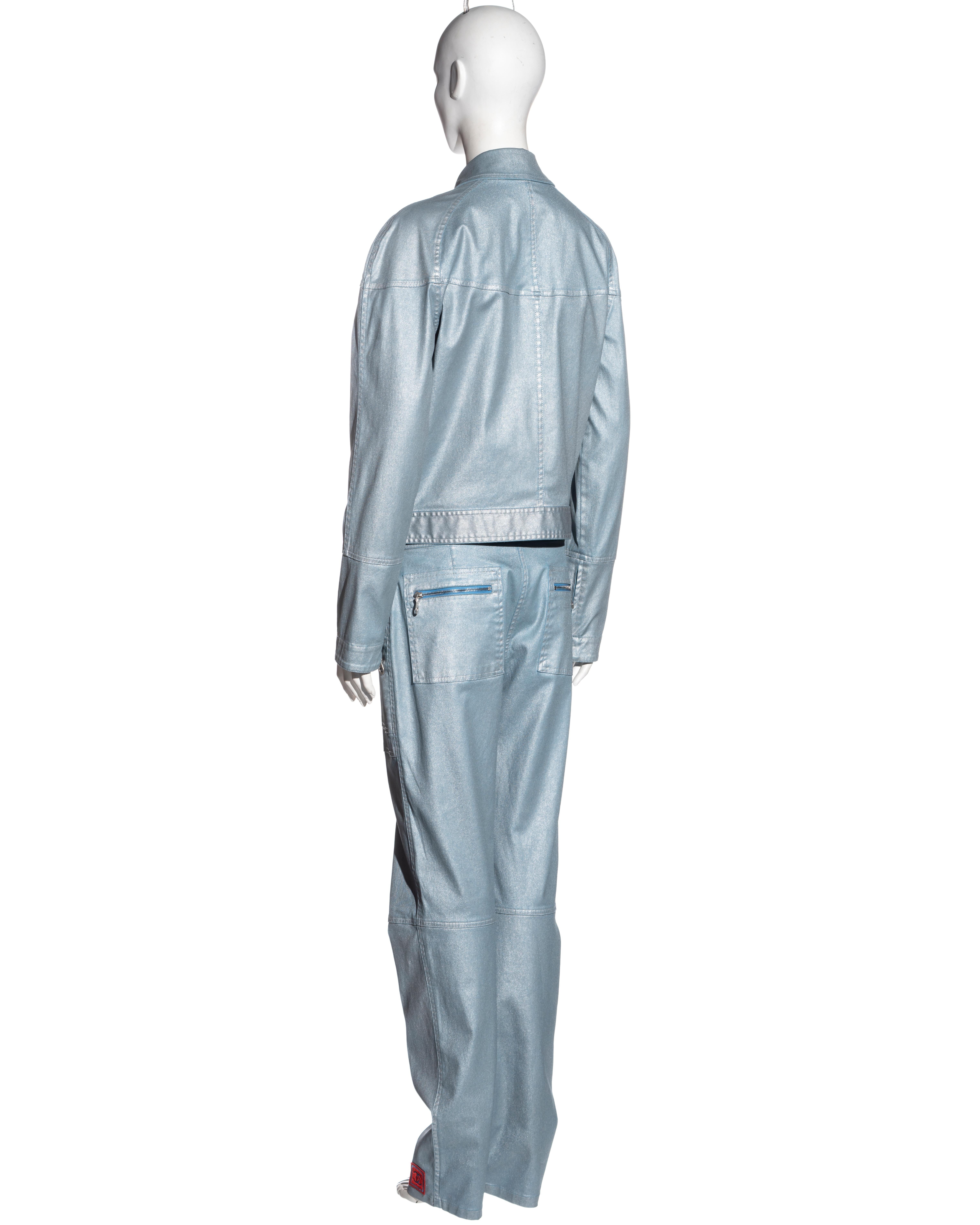 Ensemble veste et pantalon en coton bleu métallisé Chanel par Karl Lagerfeld, printemps-été 2002 en vente 5