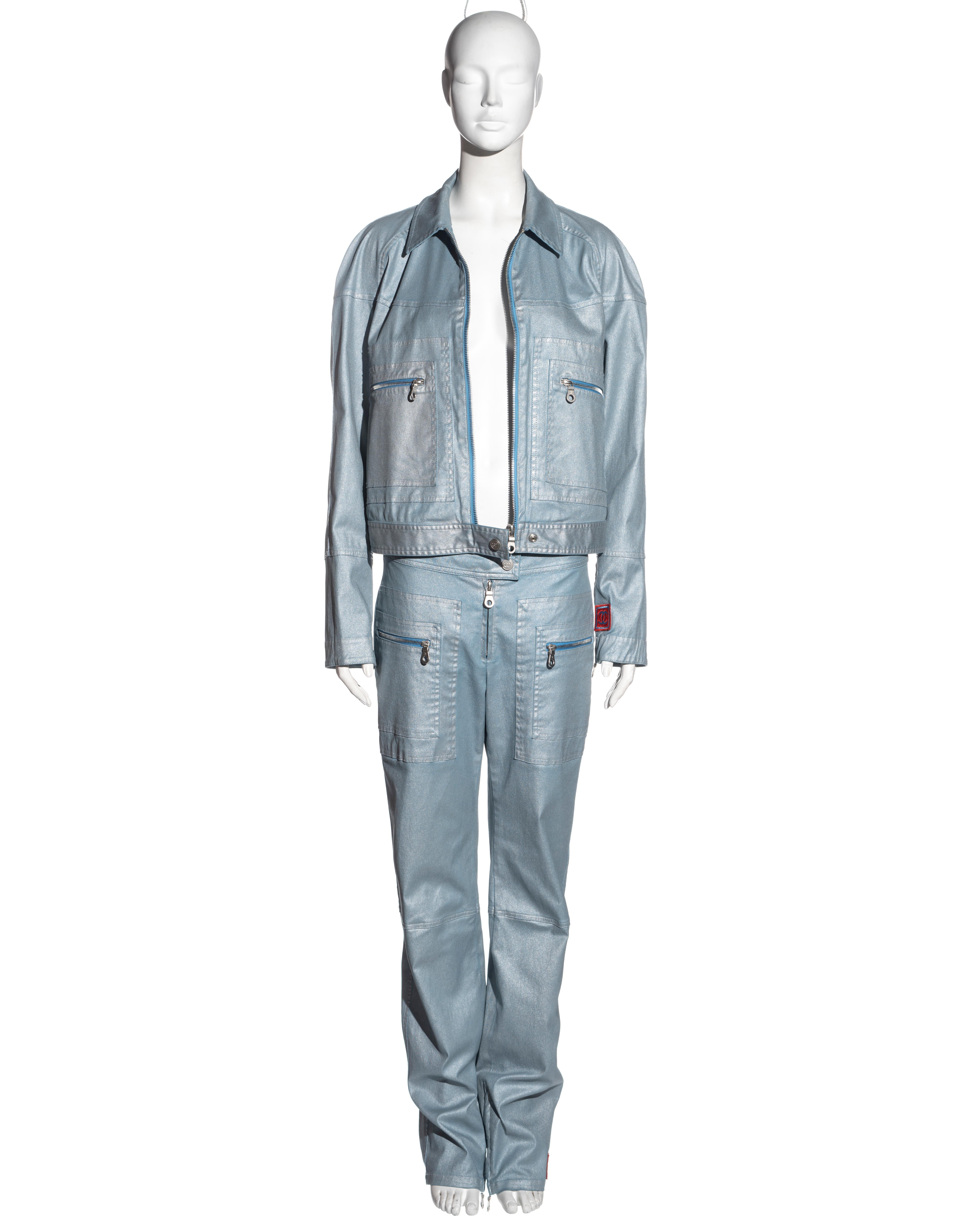 Gris Ensemble veste et pantalon en coton bleu métallisé Chanel par Karl Lagerfeld, printemps-été 2002 en vente