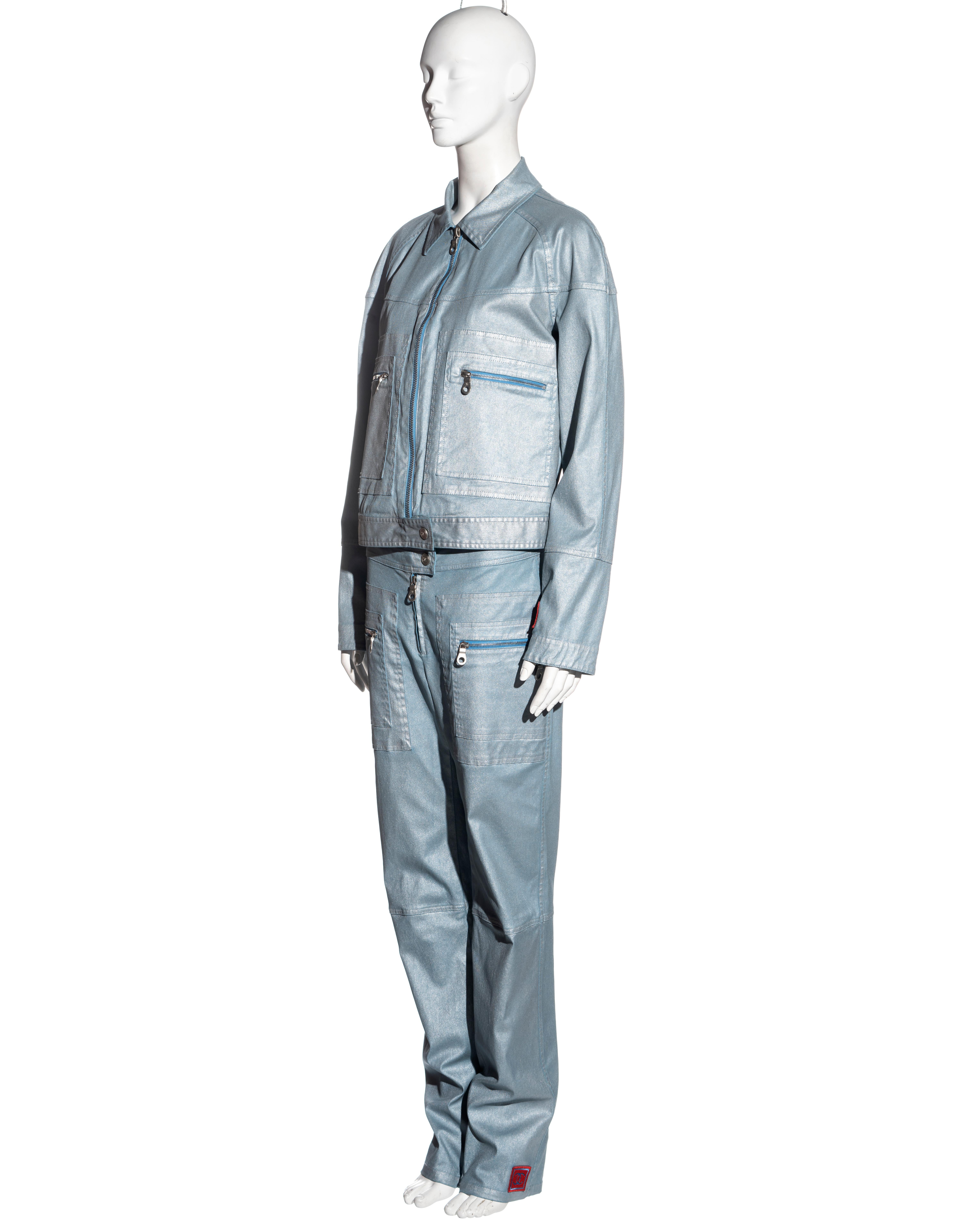 Ensemble veste et pantalon en coton bleu métallisé Chanel par Karl Lagerfeld, printemps-été 2002 Excellent état - En vente à London, GB