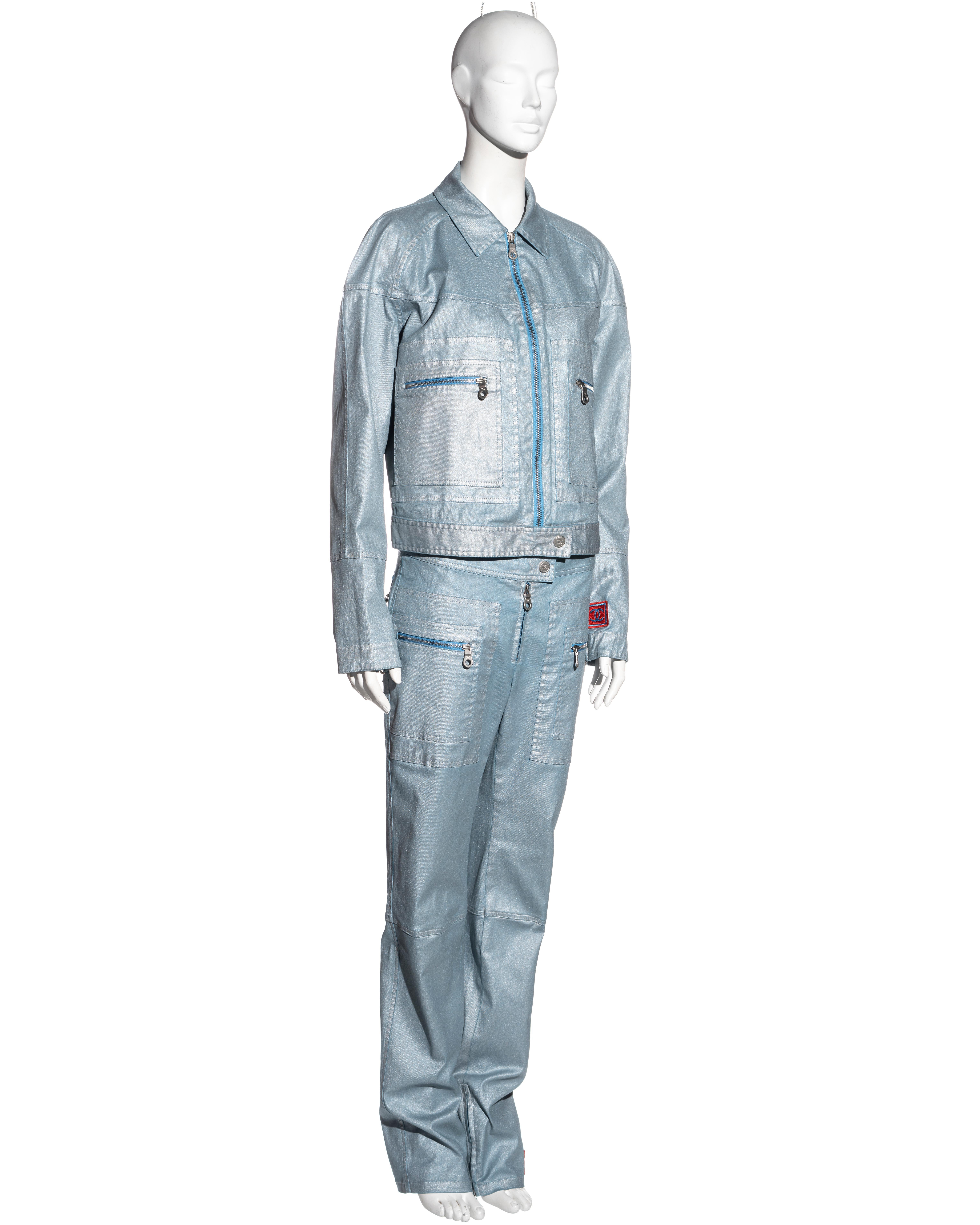 Ensemble veste et pantalon en coton bleu métallisé Chanel par Karl Lagerfeld, printemps-été 2002 en vente 1