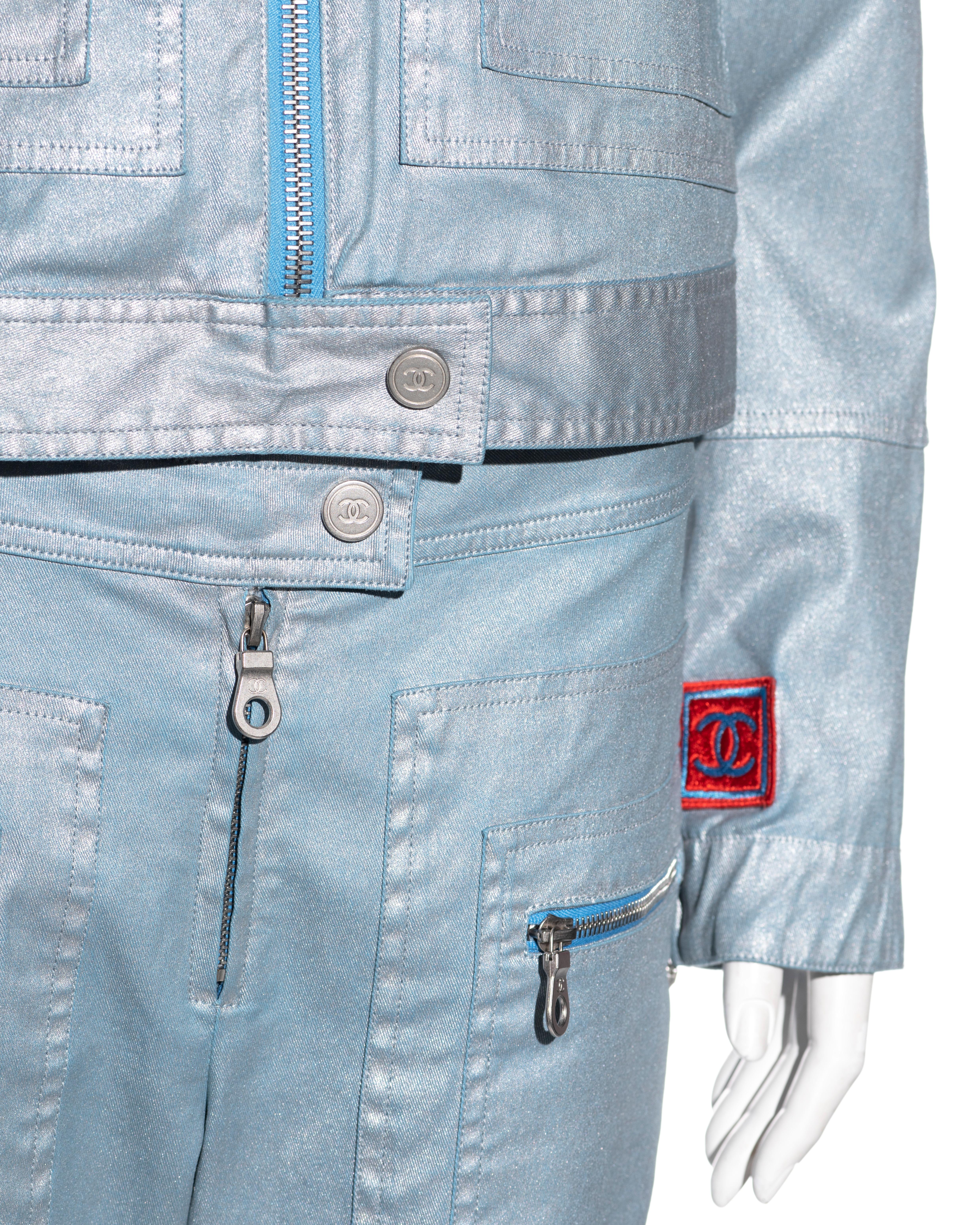 Ensemble veste et pantalon en coton bleu métallisé Chanel par Karl Lagerfeld, printemps-été 2002 en vente 2