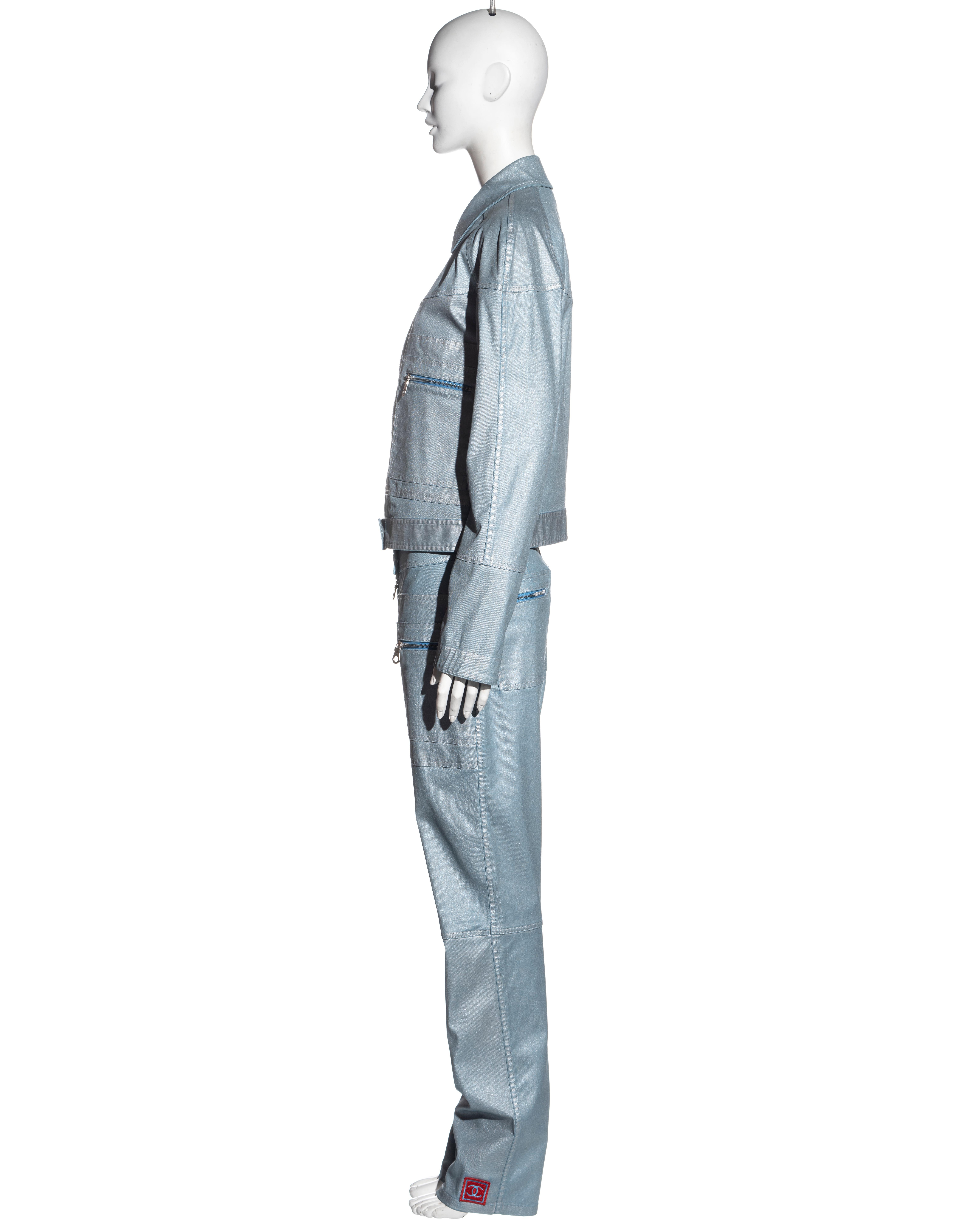 Ensemble veste et pantalon en coton bleu métallisé Chanel par Karl Lagerfeld, printemps-été 2002 en vente 3