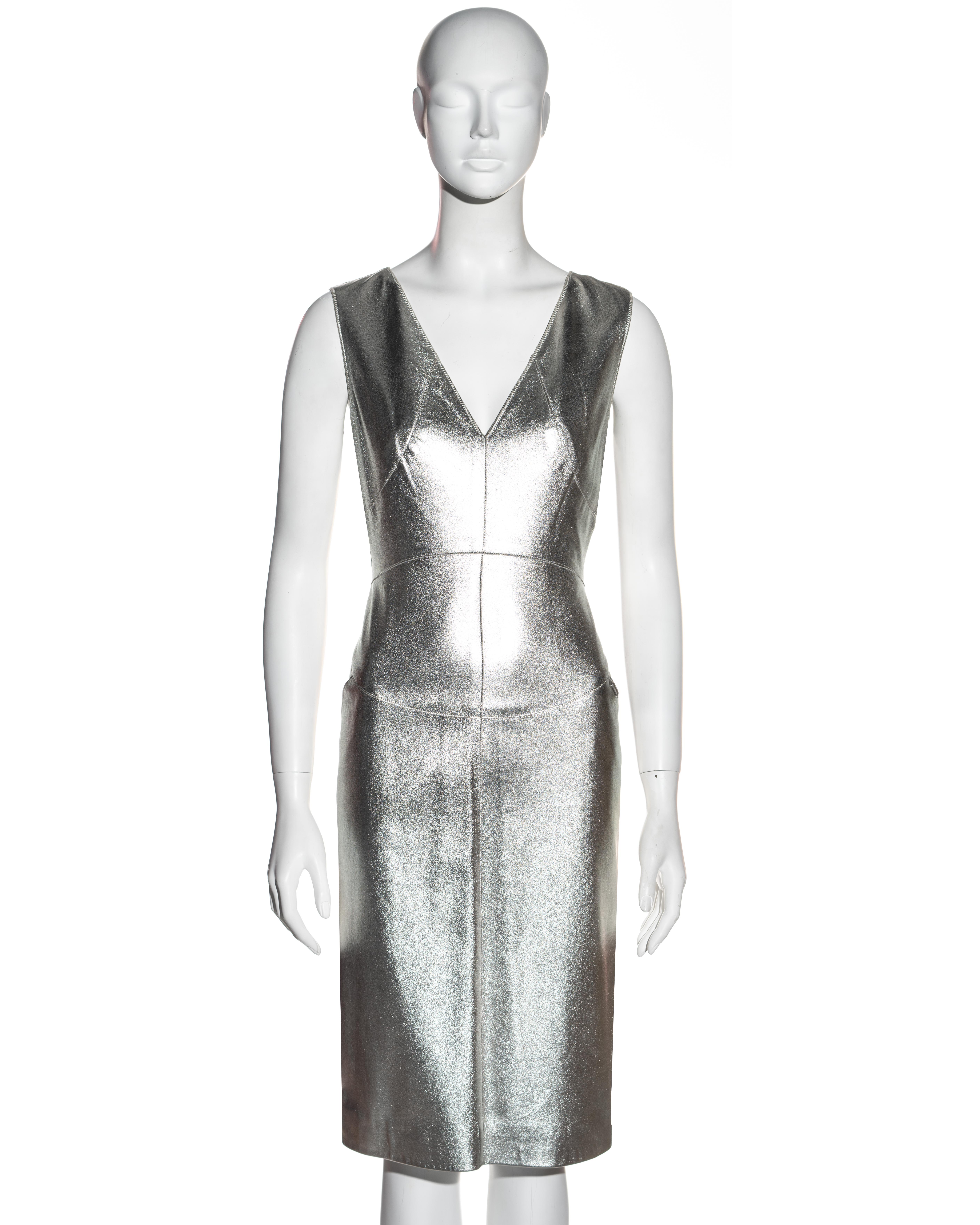 ▪ Chanel metallic silver lambskin leather sheath dress
▪ Designed by Karl Lagerfeld 
▪ V-neck
▪ 2 front pockets
▪ Top stitch seams with raw edge 
▪ Curved seaming accentuates the waist
▪ Zipper down centre back 
▪ IT 44 - FR 40 - UK 12 - US 8
▪