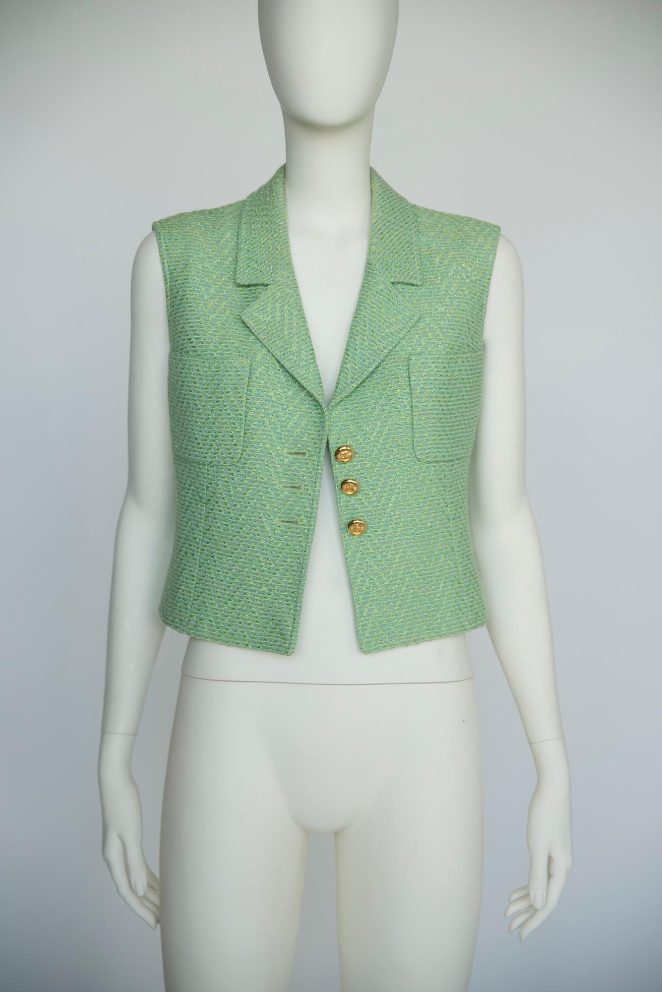 Nobody else but Karl Lagerfeld could create an unusual and particularly sophisticated version of the timeless waistcoat !
Probably from the 1991 Spring-Summer collection (top model Linda Evangelista wears a slightly different version in the runway