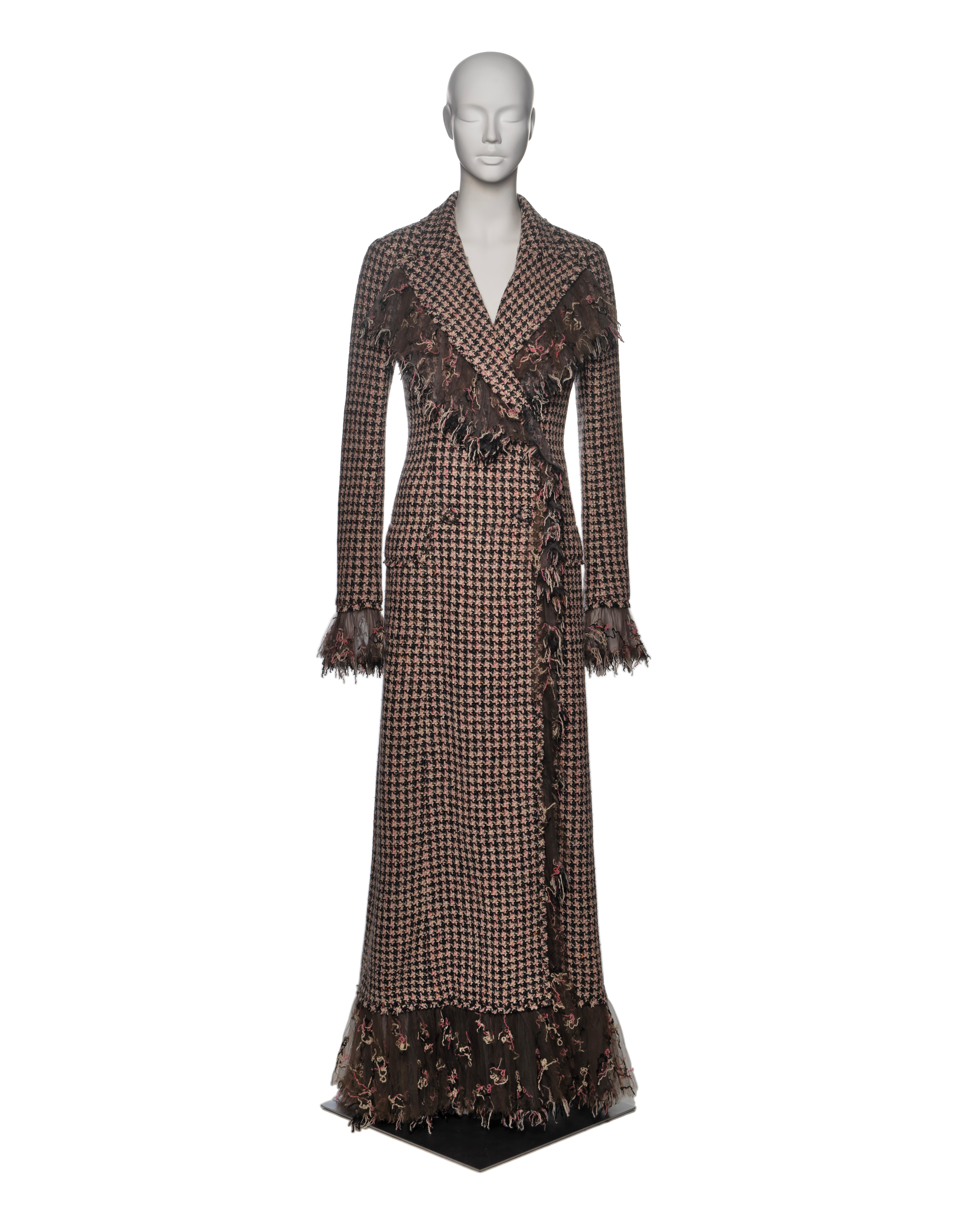 ▪ Brand: Chanel
▪ Creative Director: Karl Lagerfeld
▪ Collection: Métiers d'Art, 'Paris-London', Pre-Fall 2008
▪ Fabric 1: Tweed, 52% Wool, 45% Silk, 2% Viscose, 1% Polyester
▪ Fabric 2: Trim / Inset, 100% Silk
▪ Fabric 2: Lining, 100% Silk
▪