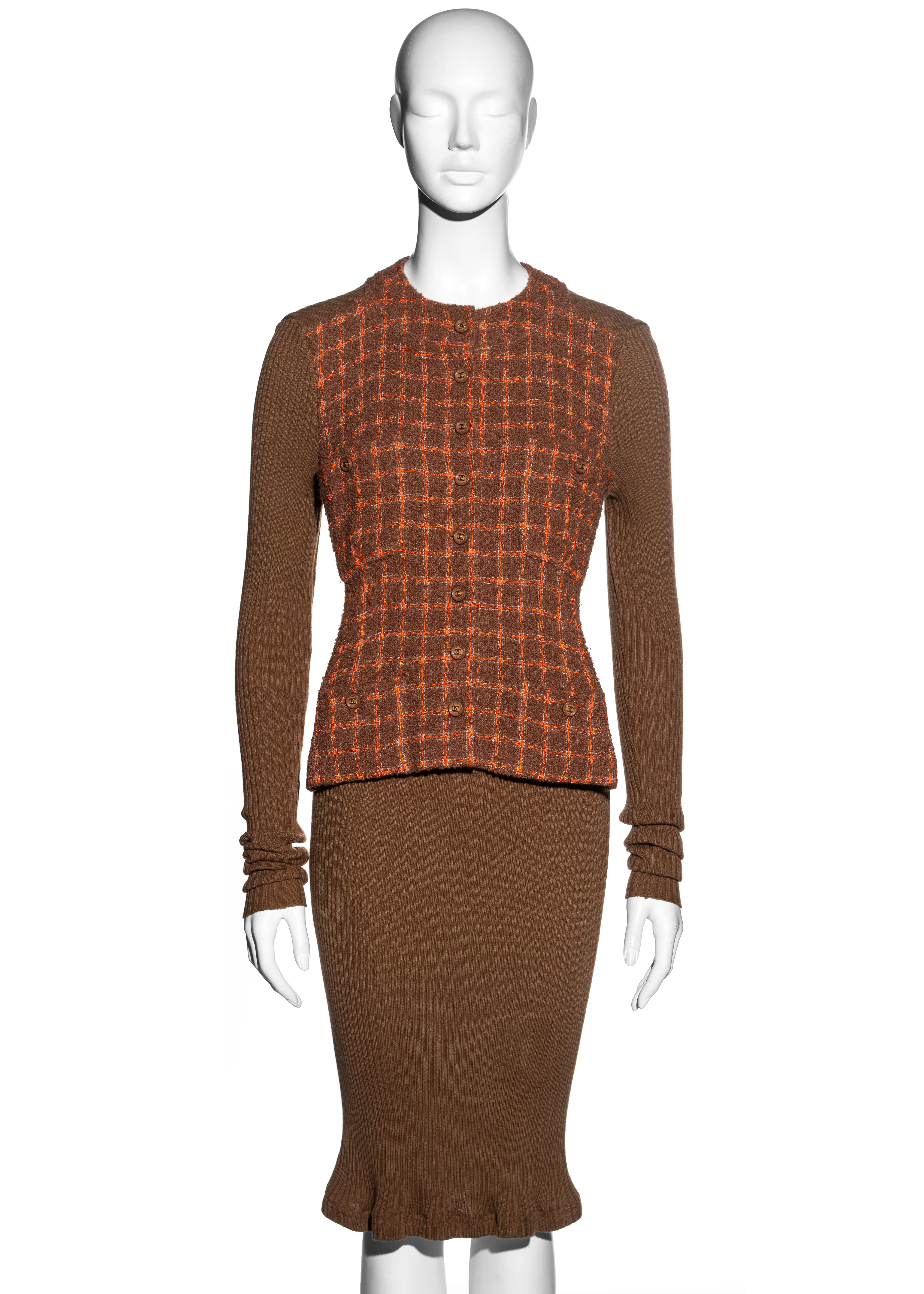 ▪ Chanel orange and brown rib knit wool dress 
▪ Designed by Karl Lagerfeld 
▪ Checked boucle jacket attached to front of dress 
▪ CC logo buttons 
▪ 4 front pockets 
▪ Long knitted sleeves 
▪ FR 38 - UK 10 - US 6
▪ Fall-Winter 1995
