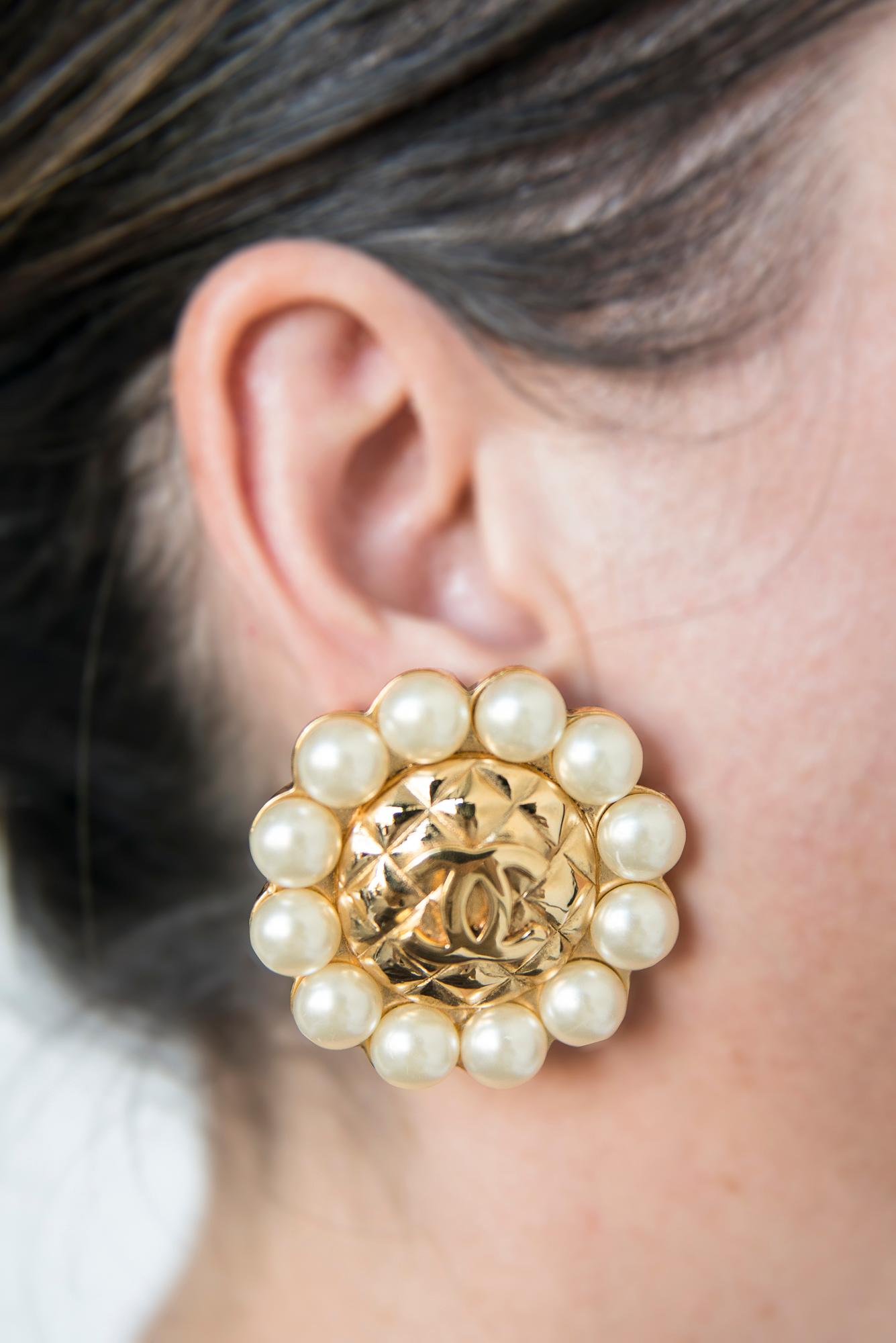 Chanel By Karl Lagerfeld Oversized Gold-Tone & Faux Pearls CC Clip-On Earrings In Good Condition For Sale In Geneva, CH