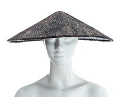 Chanel par Karl Lagerfeld, chapeau conique « Paris-Shangai » à sequins en bronze, pf 2010
