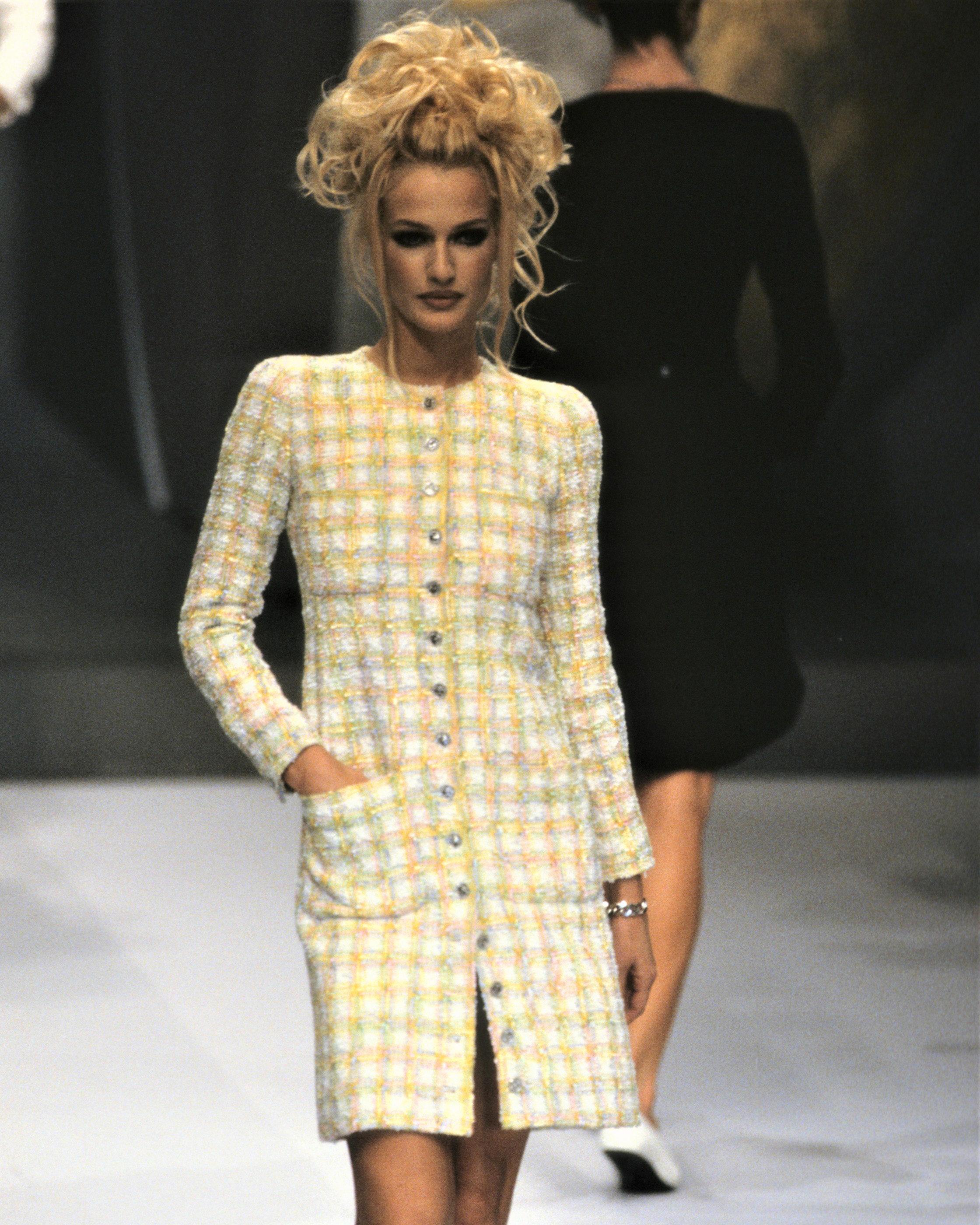 Chanel by Karl Lagerfeld mini vestido chaqueta de tweed pastel, ss 1996 Beige