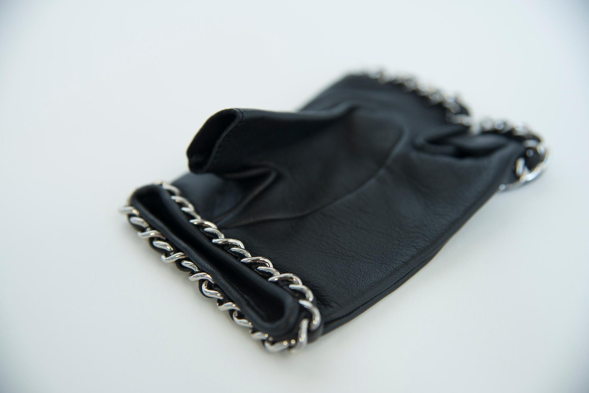 Chanel By Karl Lagerfeld Perforierter „CC“ Fingerloser Lederhandschuhe im Angebot 8