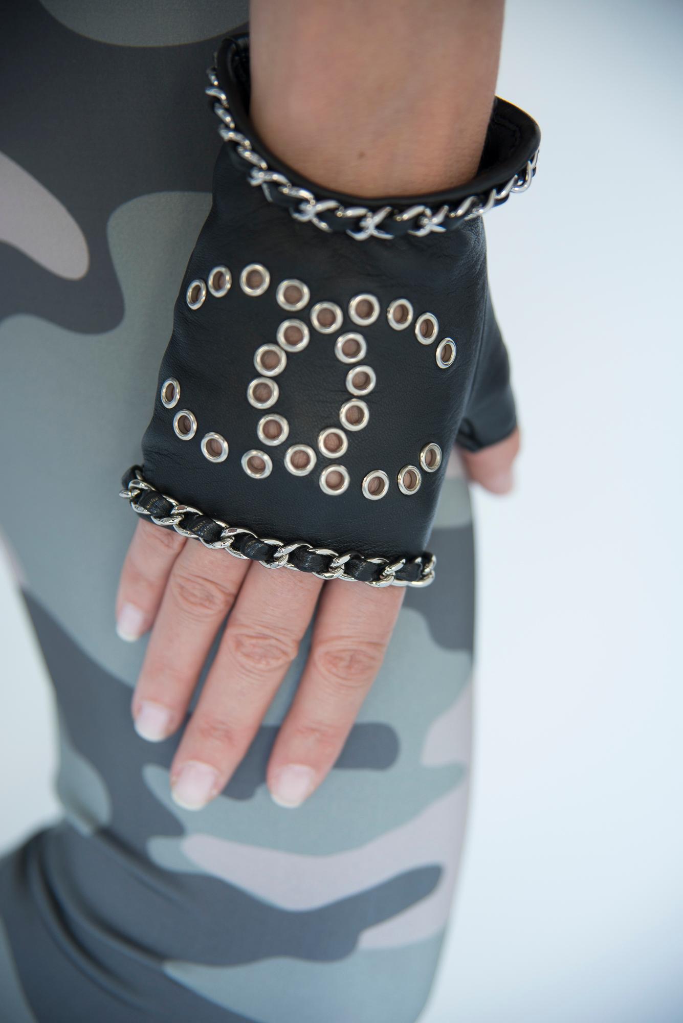 Chanel By Karl Lagerfeld Perforierter „CC“ Fingerloser Lederhandschuhe im Zustand „Gut“ im Angebot in Geneva, CH