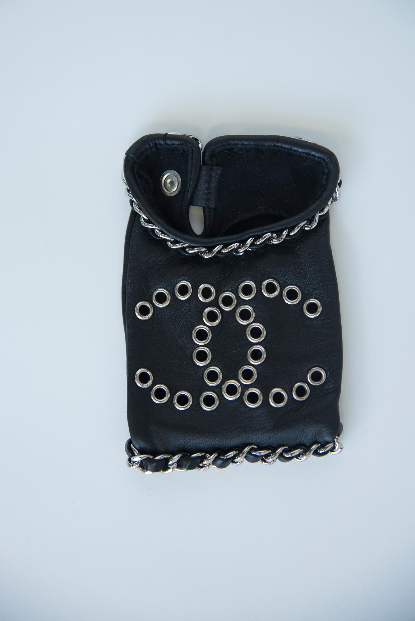Chanel By Karl Lagerfeld Perforierter „CC“ Fingerloser Lederhandschuhe im Angebot 4