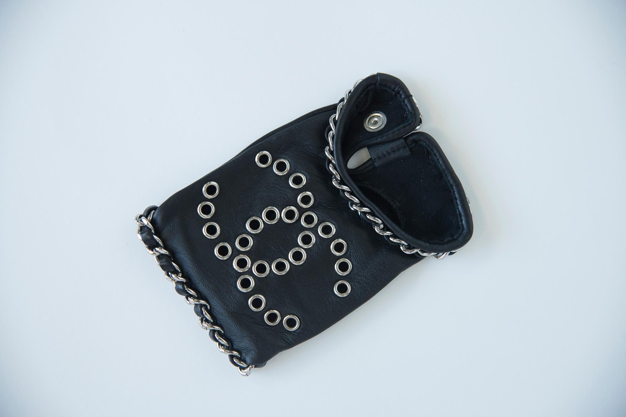Chanel By Karl Lagerfeld Perforierter „CC“ Fingerloser Lederhandschuhe im Angebot 5