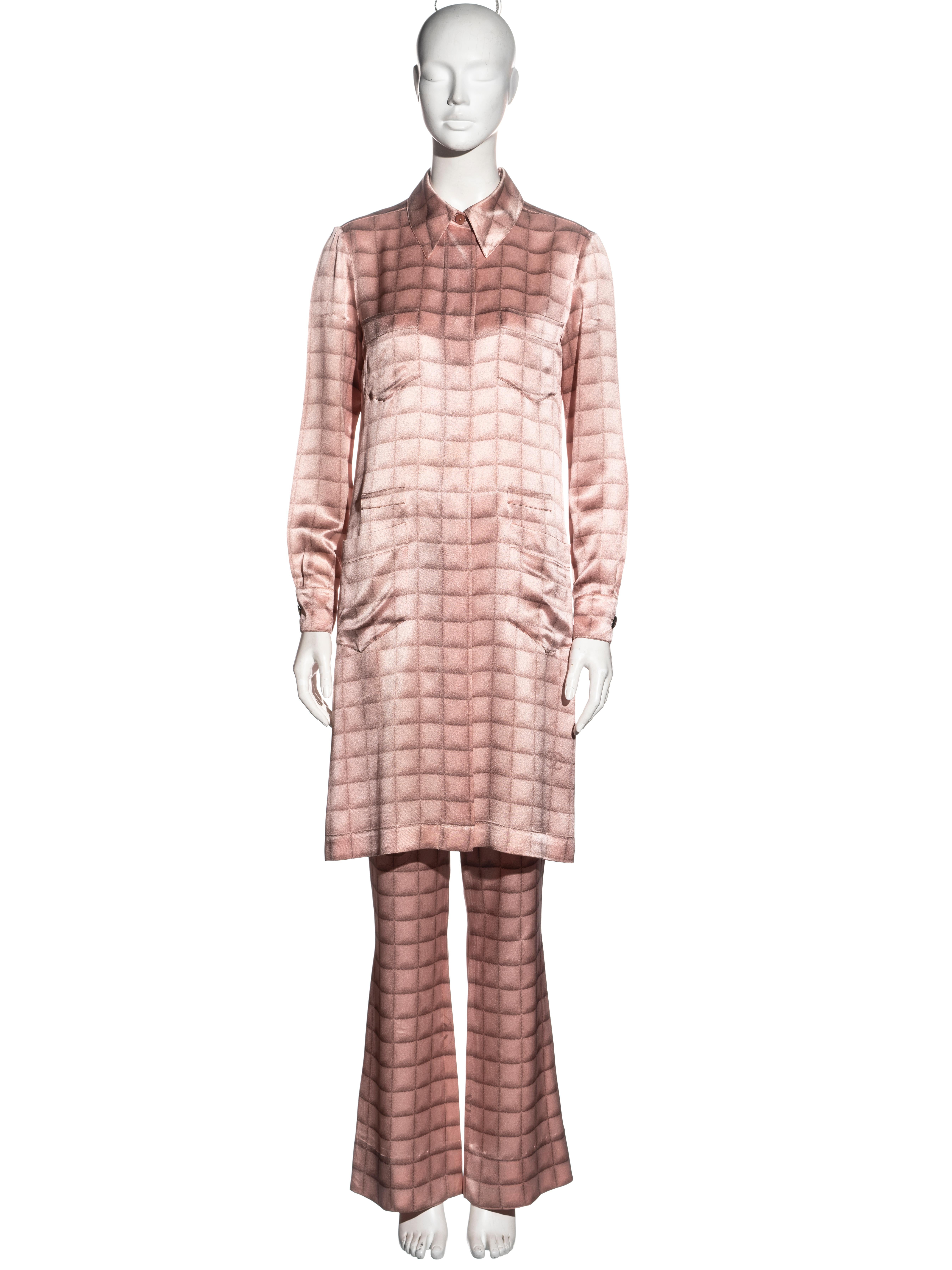 ▪ Chanel pant suit 
▪ Designed by Karl Lagerfeld
▪ Pink silk with squared quilted print 
▪ Shirt dress with four front pockets
▪ Flared-leg pants 
▪ Mother of Pearl buttons 
▪ Shirt: FR 38 - UK 10 - US 6 
▪ Pants: FR 40 - UK 12 - US 8
▪ Fall-Winter