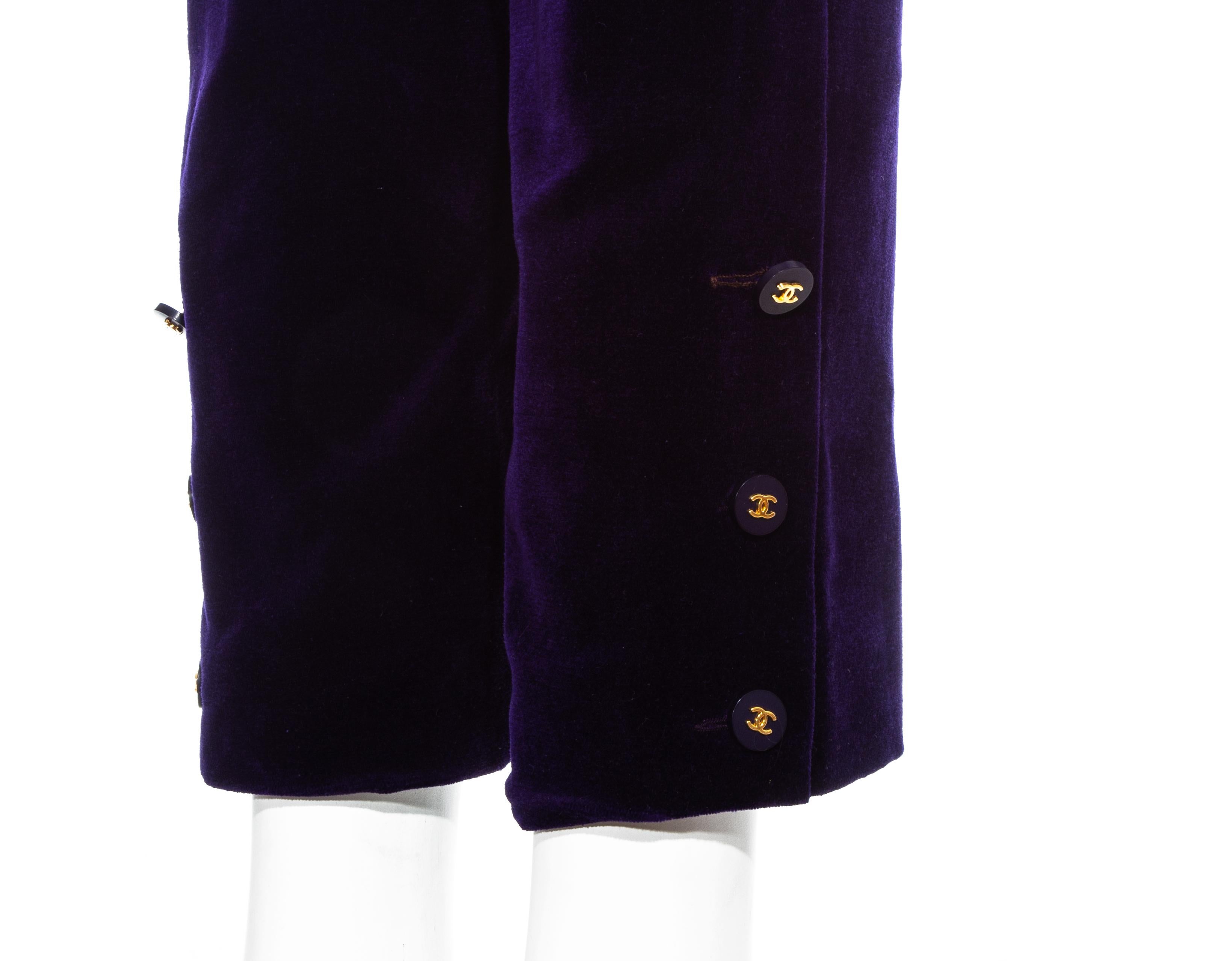 Costume pantalon en velours violet avec bordure dorée Chanel by Karl Lagerfeld, automne-hiver 1993 Pour femmes en vente