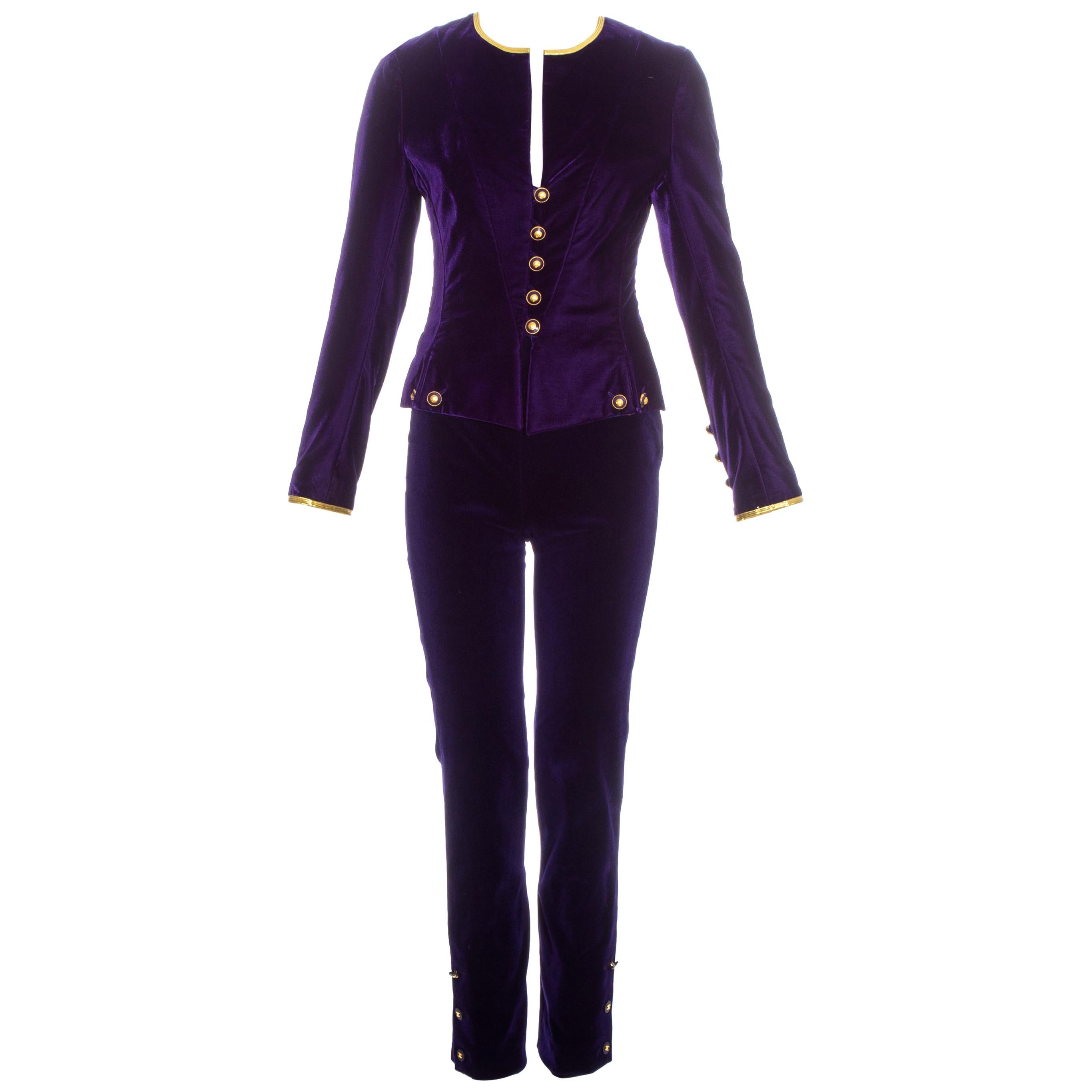 Costume pantalon en velours violet avec bordure dorée Chanel by Karl Lagerfeld, automne-hiver 1993 en vente