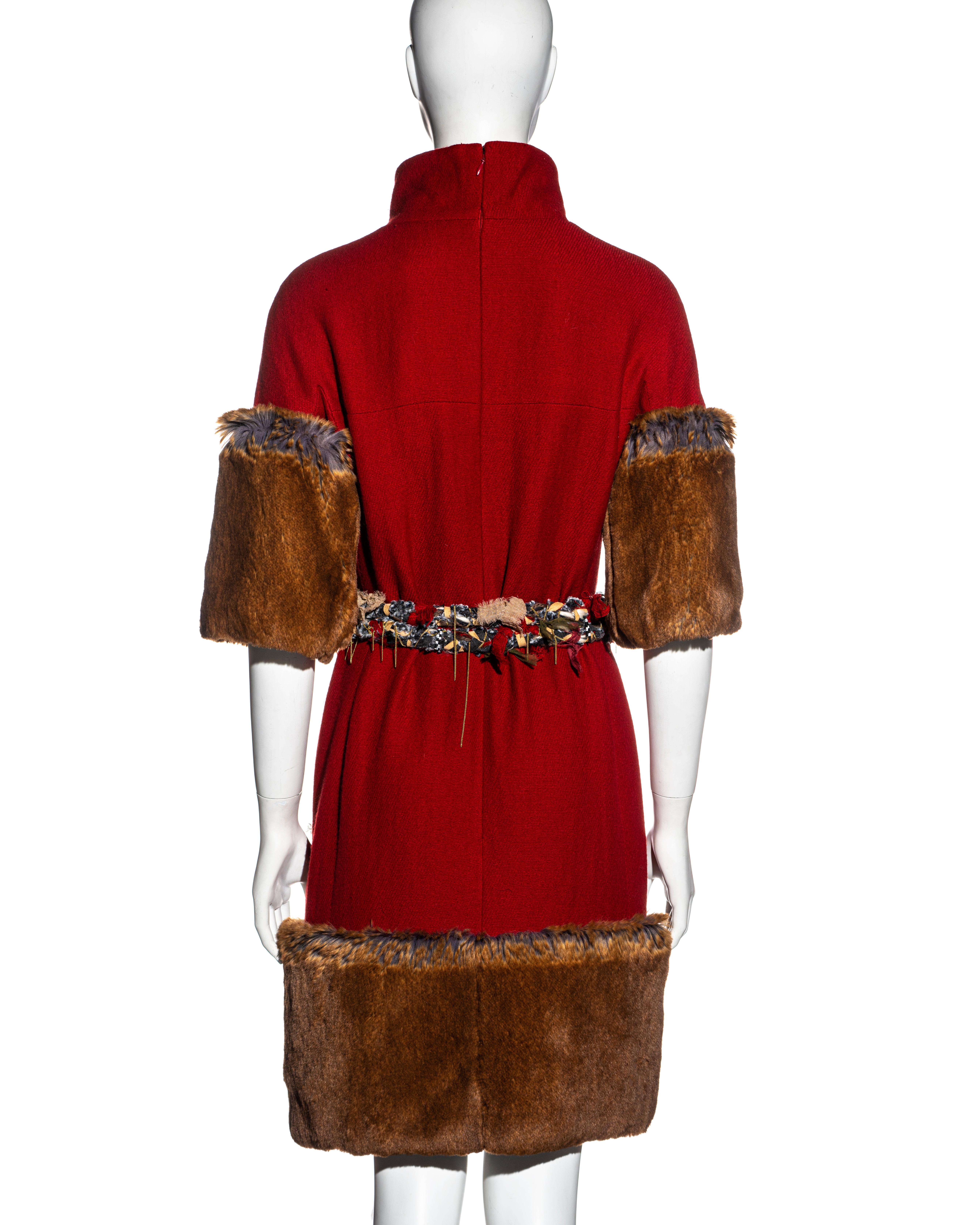 Robe Chanel par Karl Lagerfeld en laine cachemire rouge et fausse fourrure, automne-hiver 2010 en vente 6