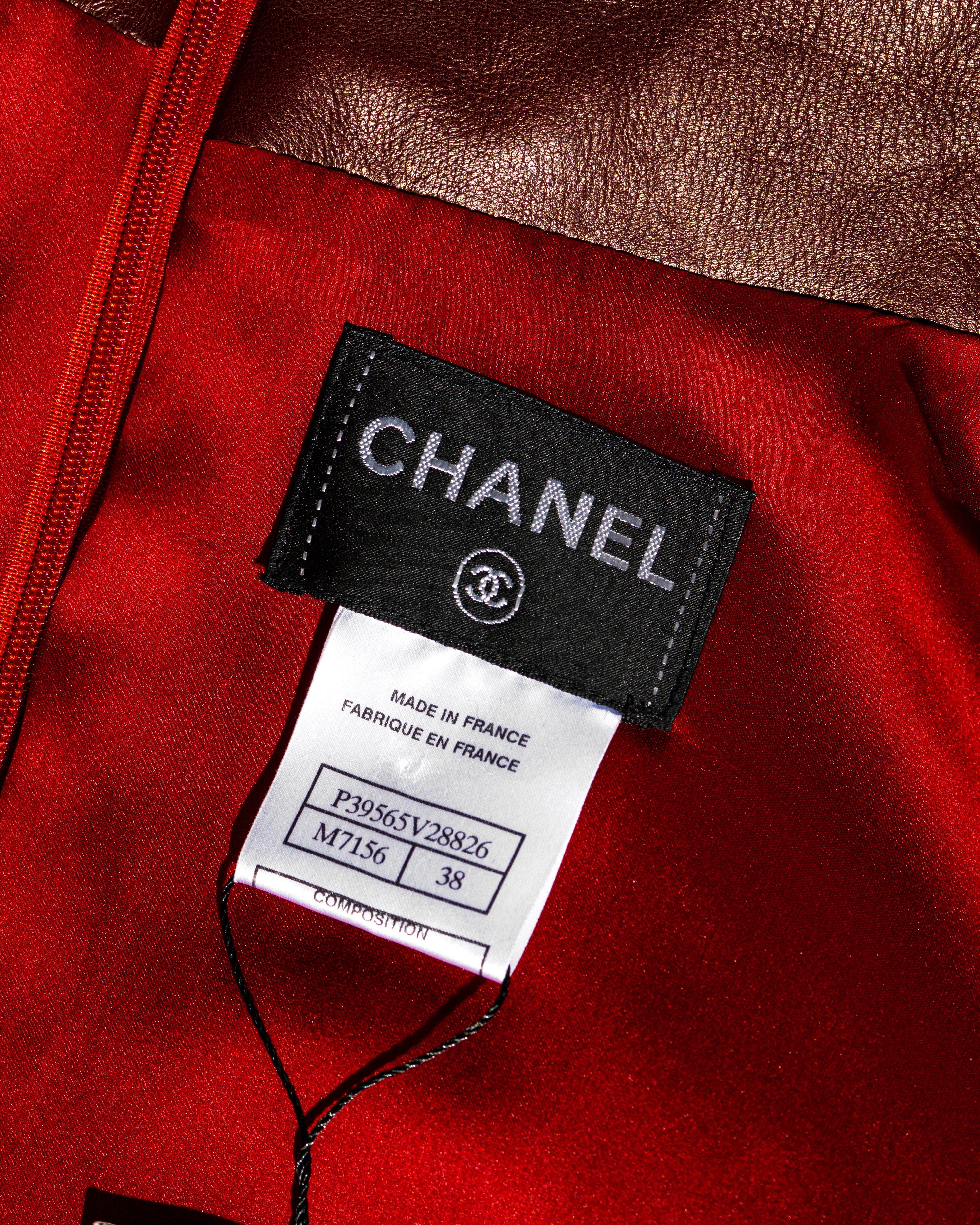 Robe Chanel par Karl Lagerfeld en laine cachemire rouge et fausse fourrure, automne-hiver 2010 en vente 7