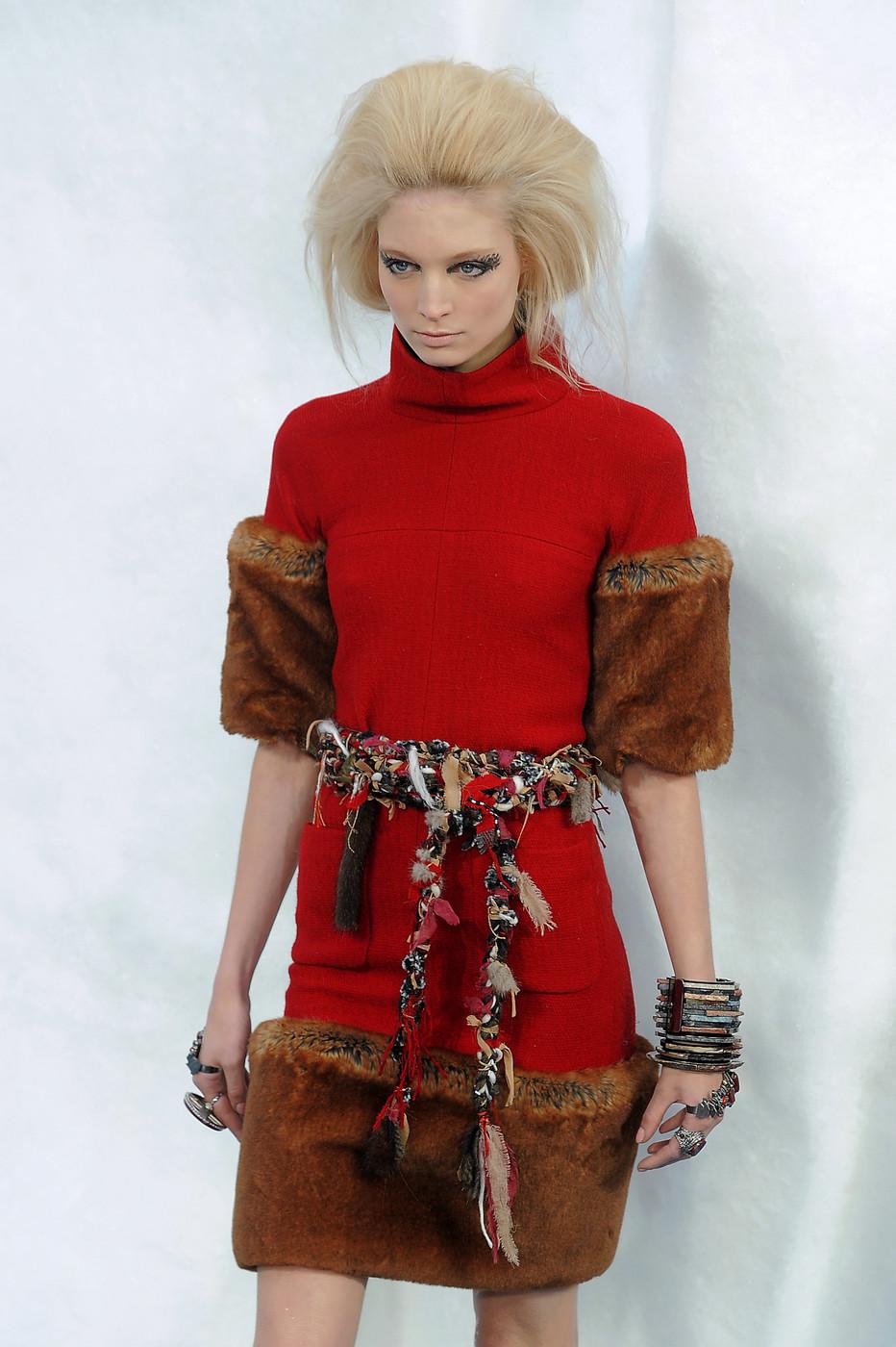 Robe Chanel par Karl Lagerfeld en laine cachemire rouge et fausse fourrure, automne-hiver 2010 Excellent état - En vente à London, GB