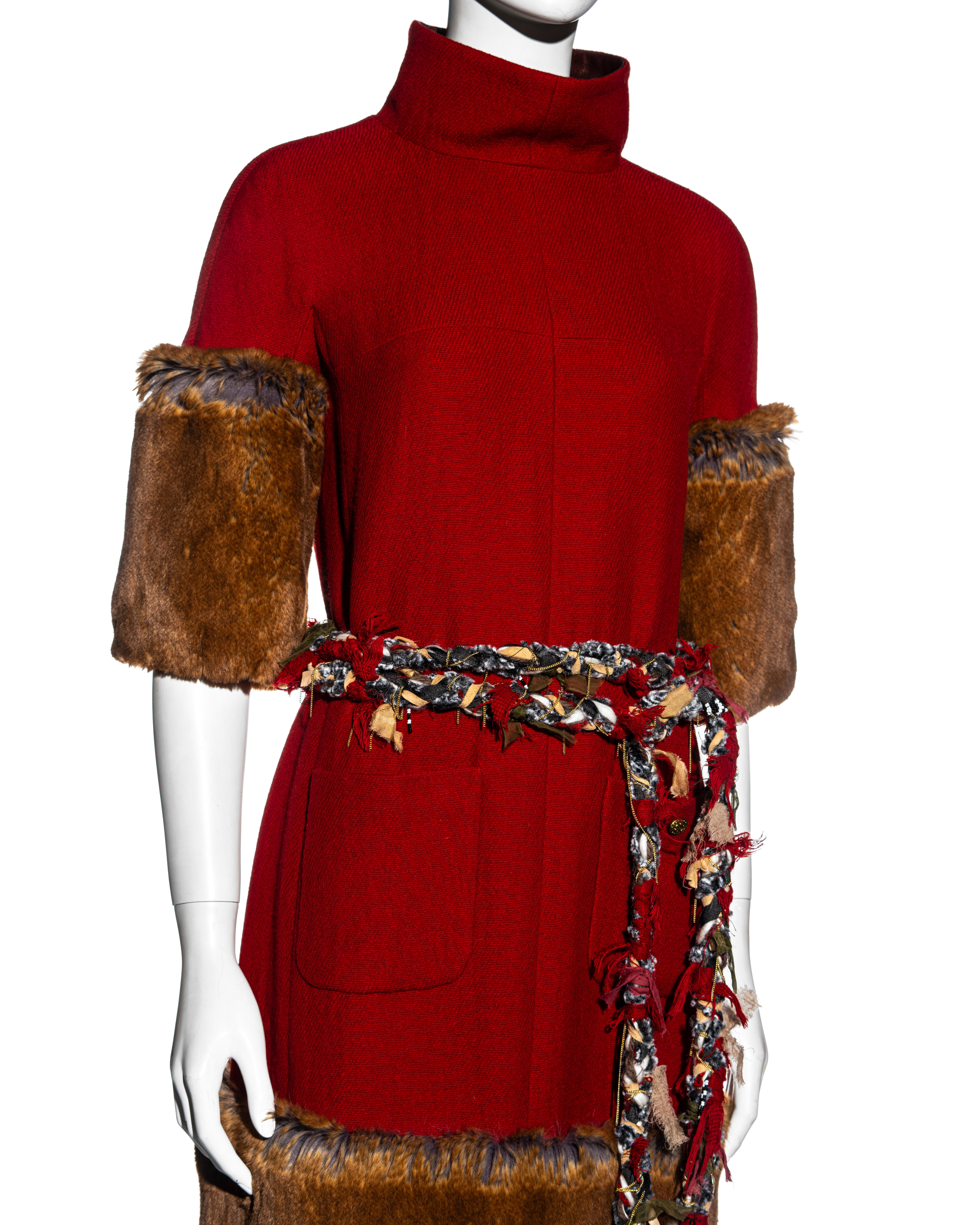 Robe Chanel par Karl Lagerfeld en laine cachemire rouge et fausse fourrure, automne-hiver 2010 Pour femmes en vente