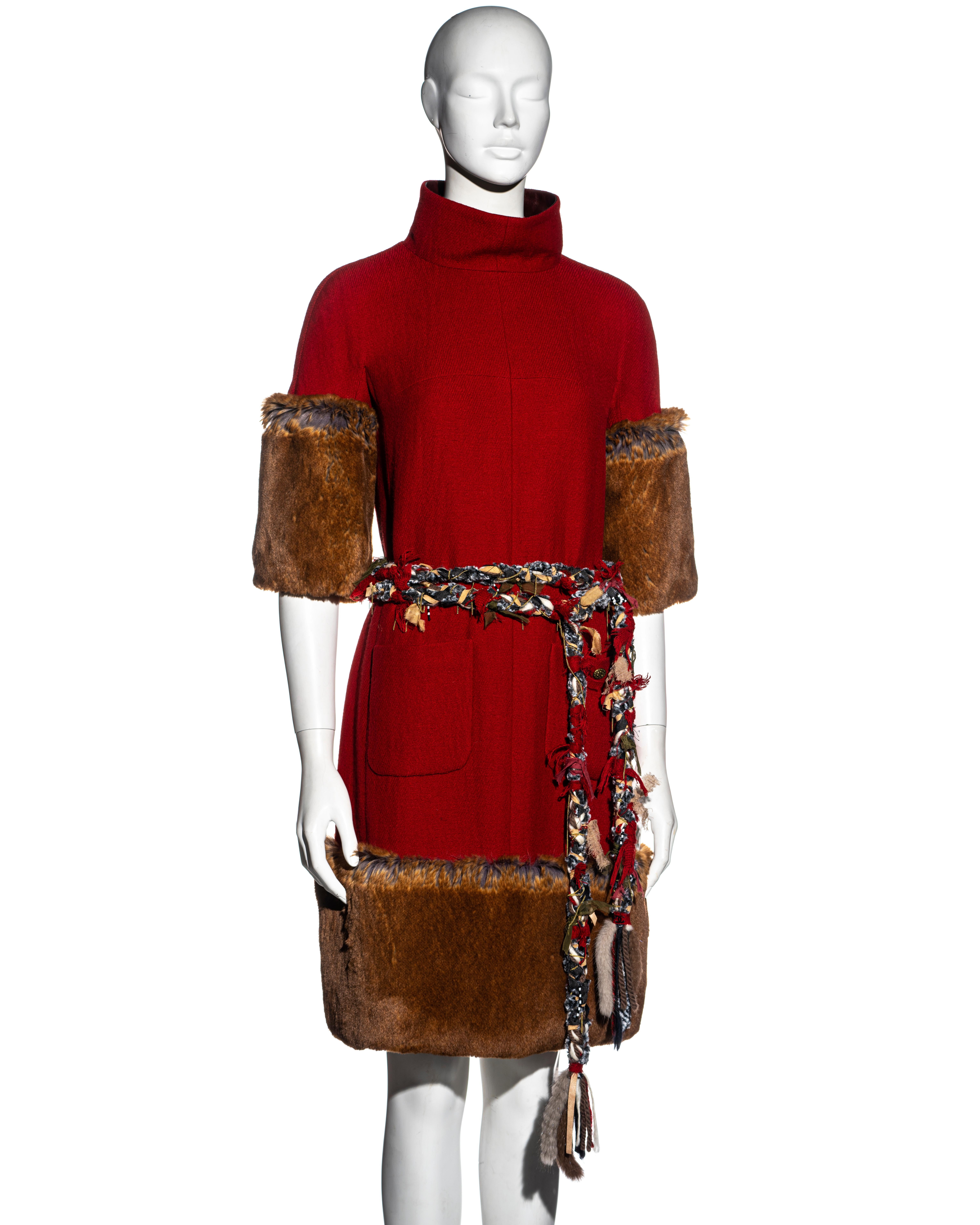Robe Chanel par Karl Lagerfeld en laine cachemire rouge et fausse fourrure, automne-hiver 2010 en vente 1